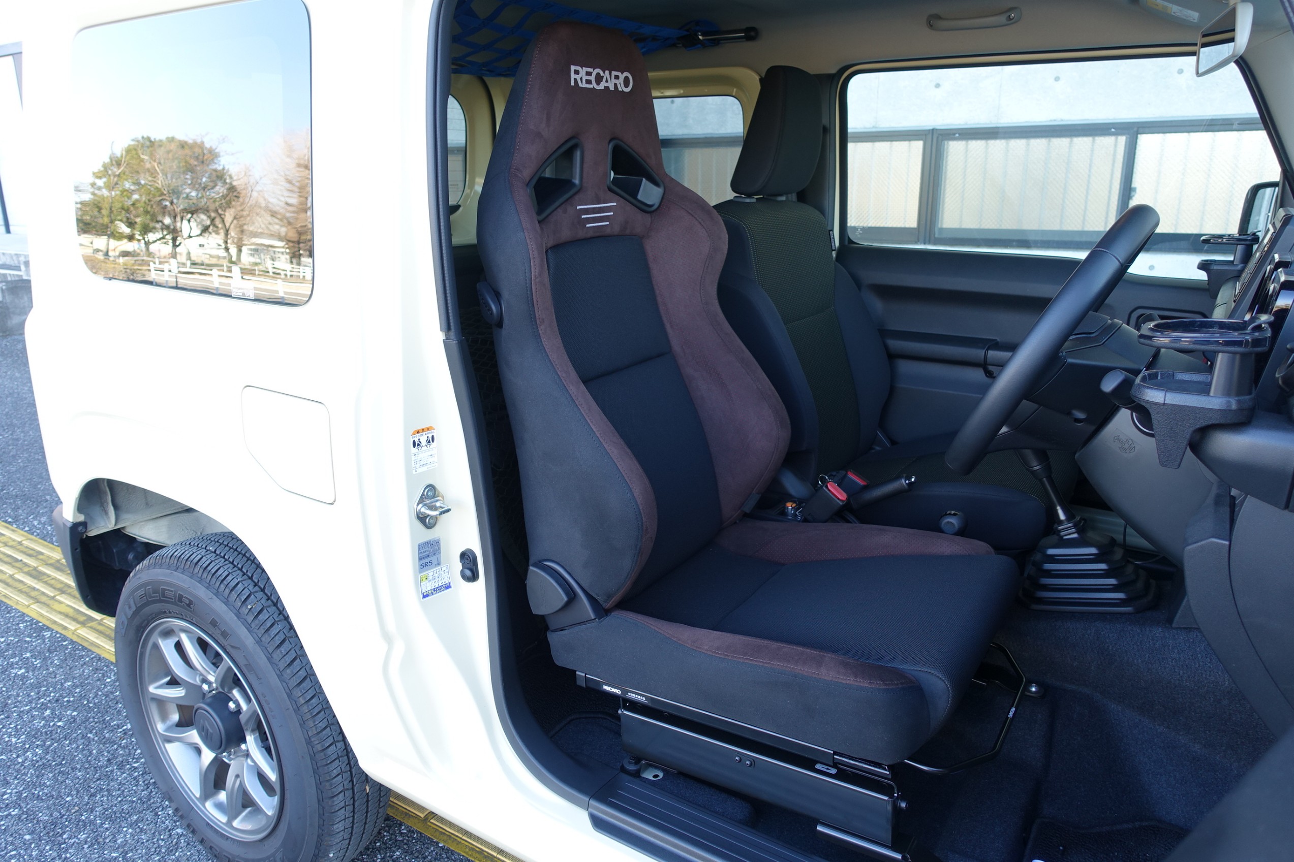 新型ジムニーのフワフワする乗り心地を劇的に改善しちゃいます 前編 スズキ 新型ジムニー Jb64w に Recaro Sr 7f Gk100h の取り付け スズキ ジムニー 店長アサコのブログ コクピット 55 車のカスタマイズにかかわるスタッフより