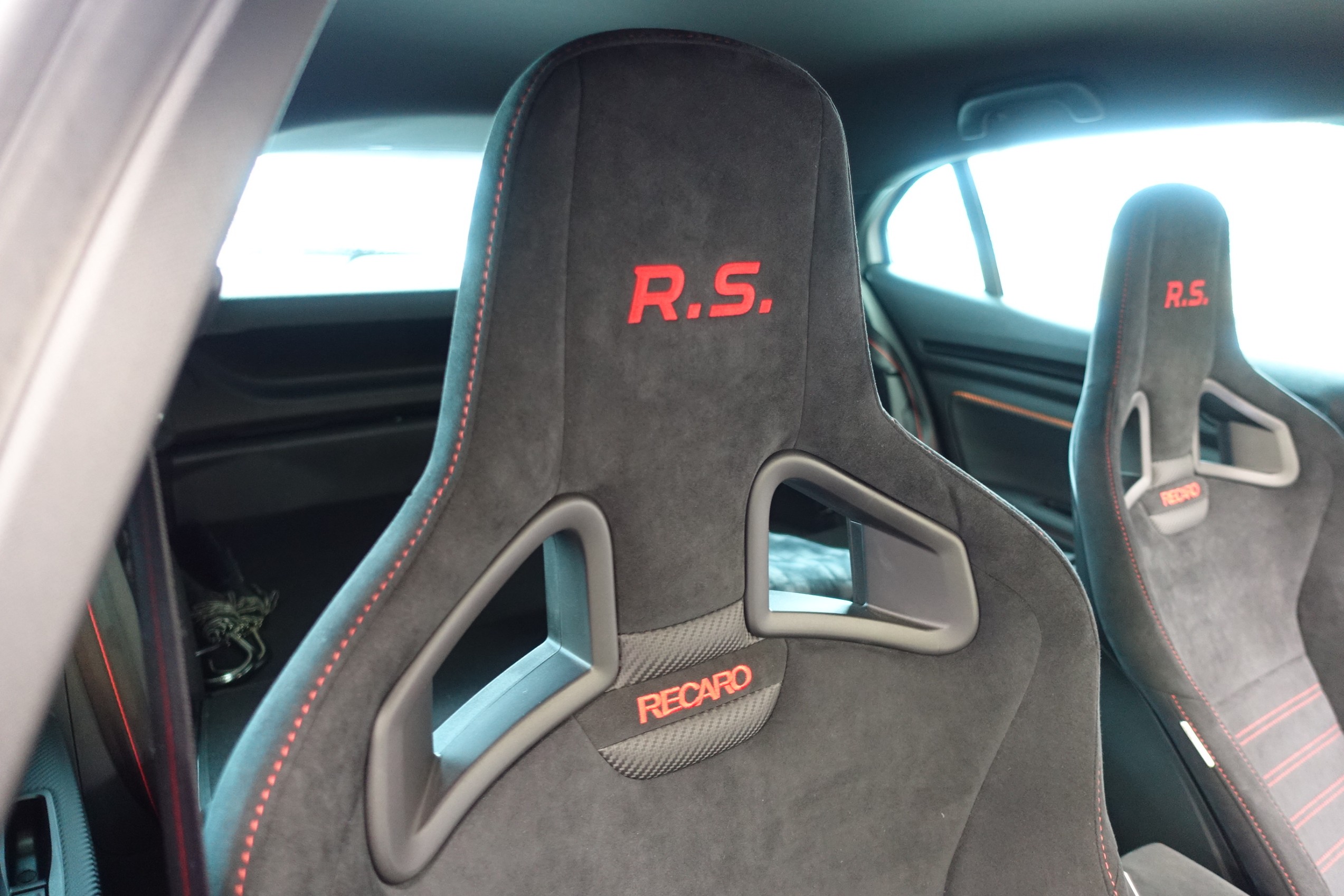 純正レカロが体に合わなかったので2脚セットで交換しちゃいました！ルノー メガーヌRSに「RECARO SR-7 GU100」の取り付け！ | ルノー  メガーヌ | 店長アサコのブログ | コクピット 55 | 車のカスタマイズにかかわるスタッフより
