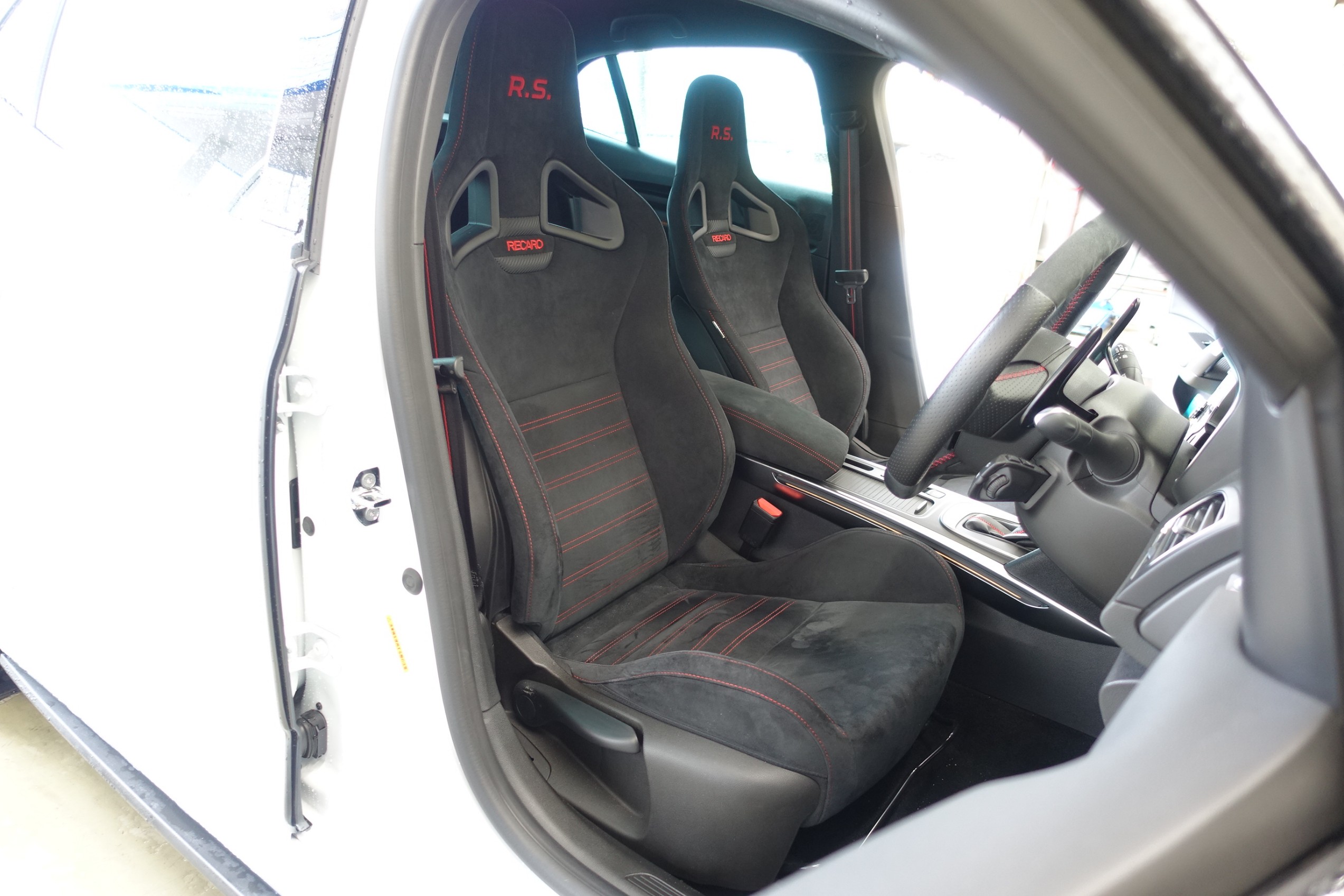 純正レカロが体に合わなかったので2脚セットで交換しちゃいました！ルノー メガーヌRSに「RECARO SR-7 GU100」の取り付け！ | ルノー  メガーヌ | 店長アサコのブログ | コクピット 55 | 車のカスタマイズにかかわるスタッフより