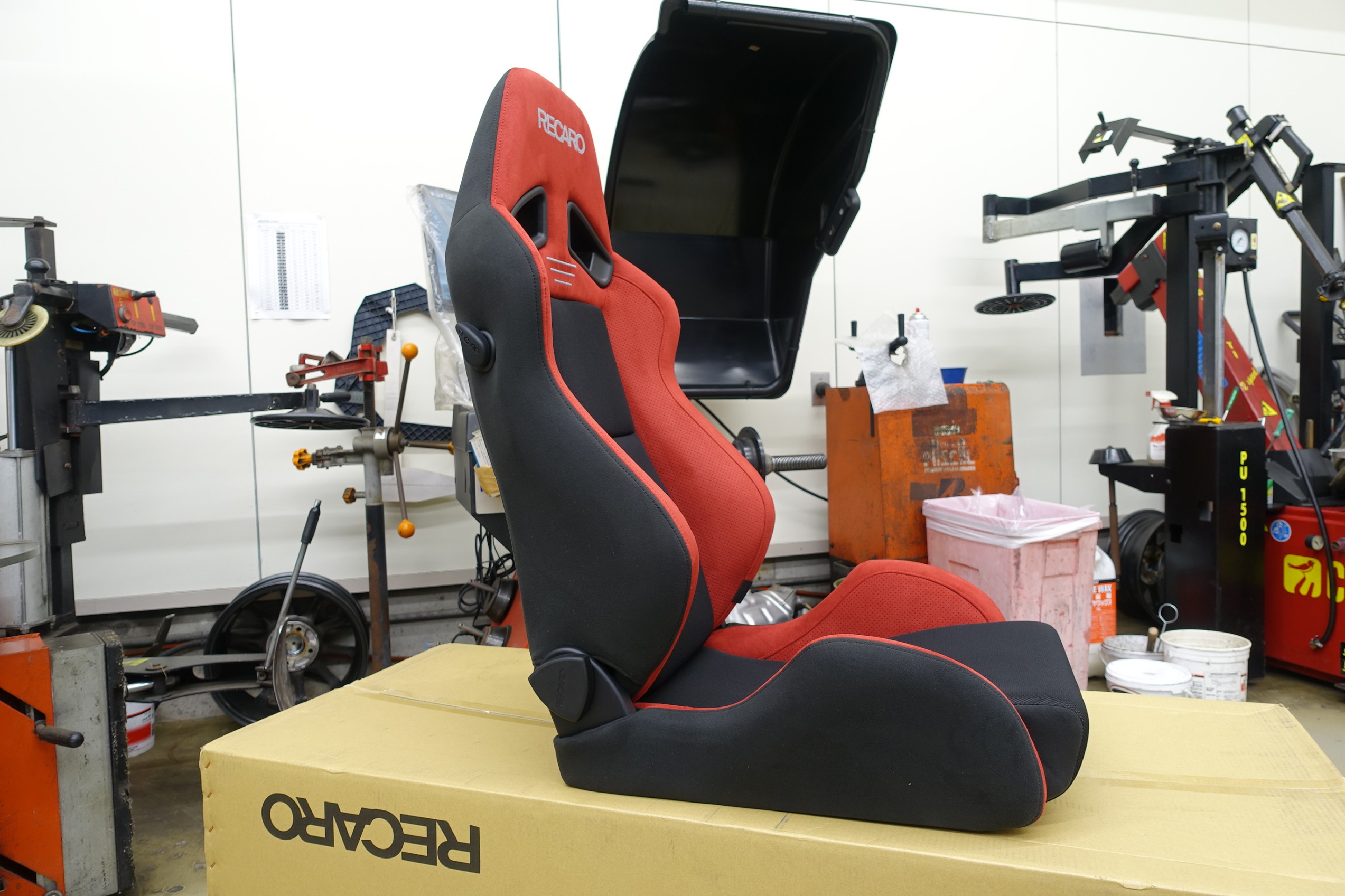 純正レカロが体に合わなかったので2脚セットで交換しちゃいました！ルノー メガーヌRSに「RECARO SR-7 GU100」の取り付け！ | ルノー  メガーヌ | 店長アサコのブログ | コクピット 55 | 車のカスタマイズにかかわるスタッフより
