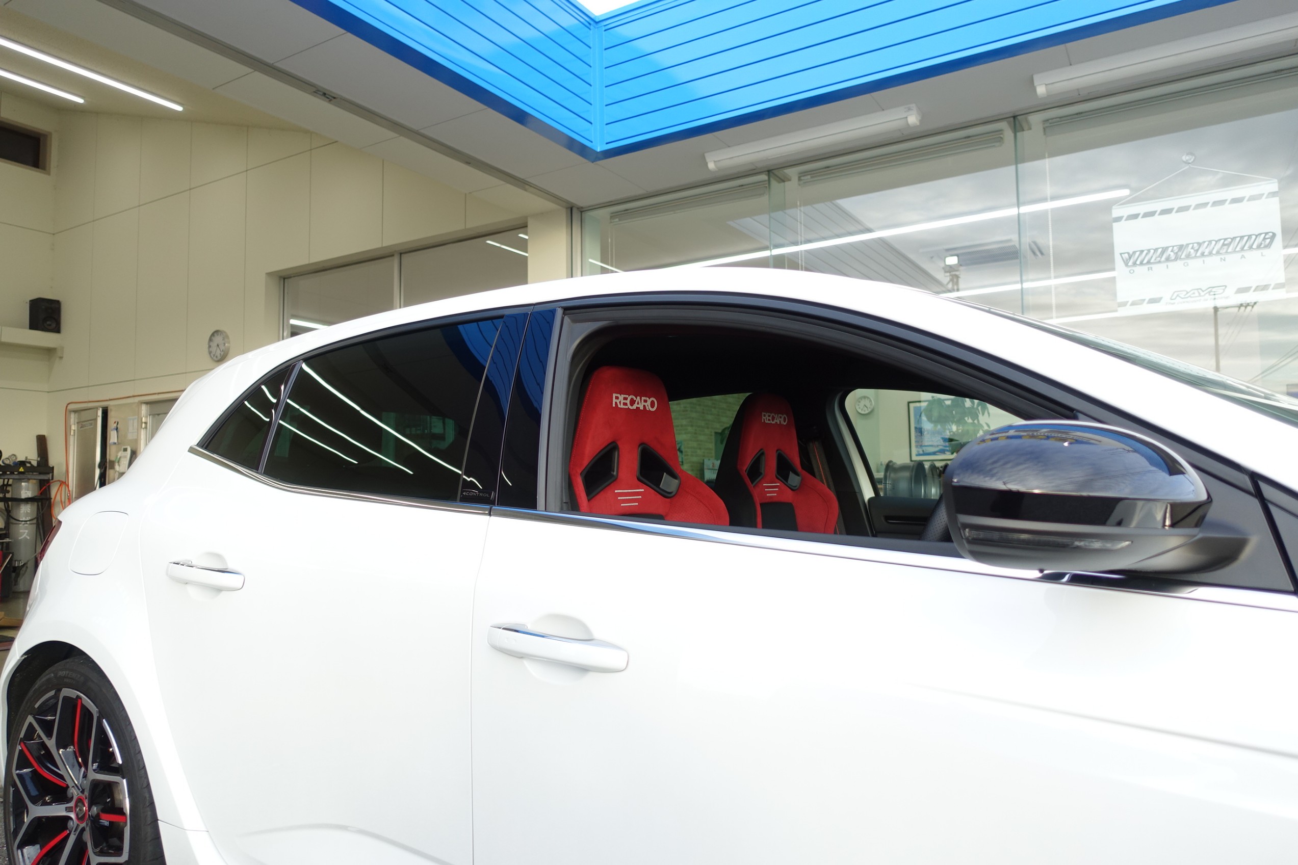 純正レカロが体に合わなかったので2脚セットで交換しちゃいました！ルノー メガーヌRSに「RECARO SR-7 GU100」の取り付け！ | ルノー  メガーヌ | 店長アサコのブログ | コクピット 55 | 車のカスタマイズにかかわるスタッフより