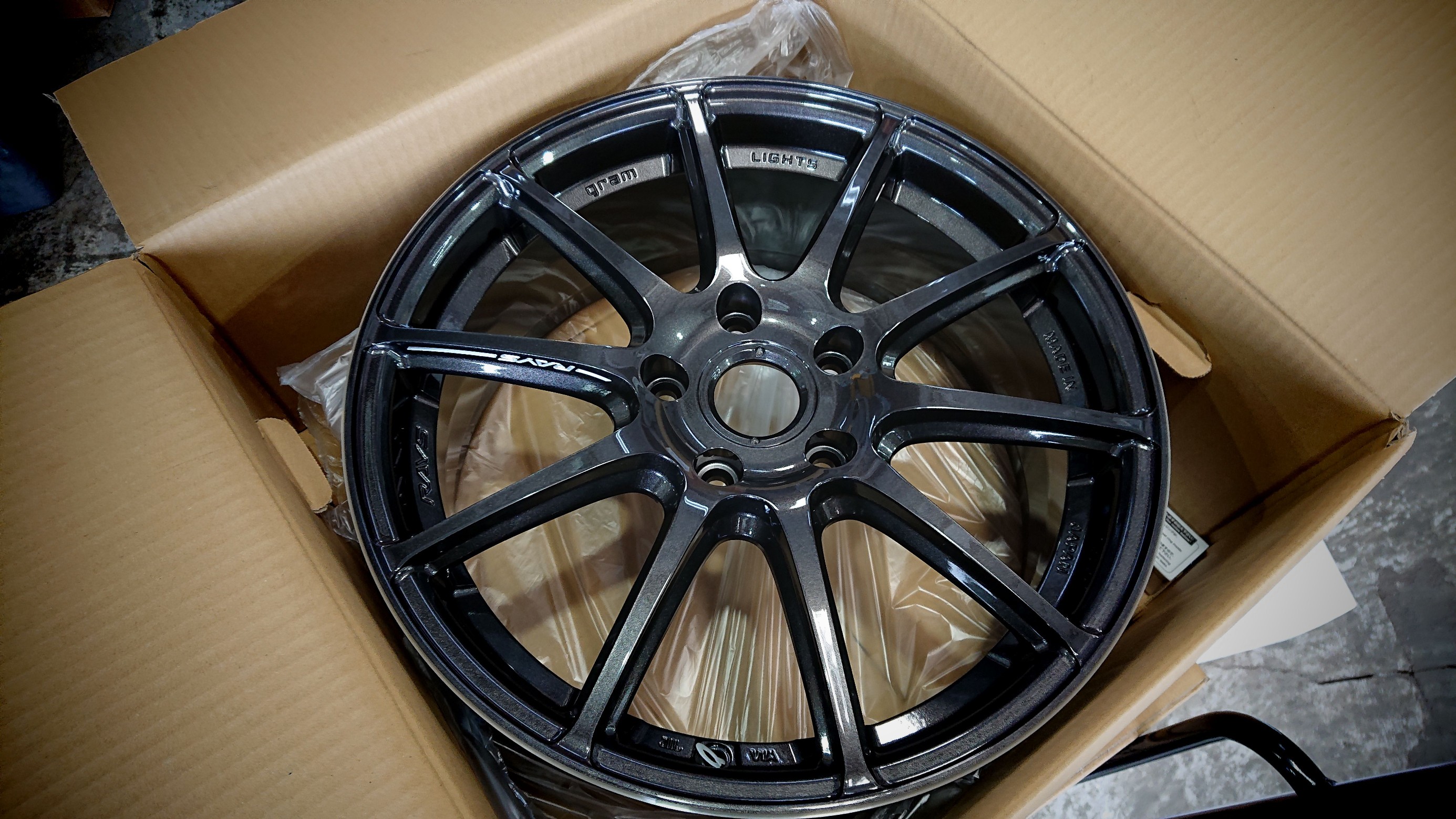 レイズ グラムライツ 57Transcend 装着作業 ／ スズキ ZC33S スイフト