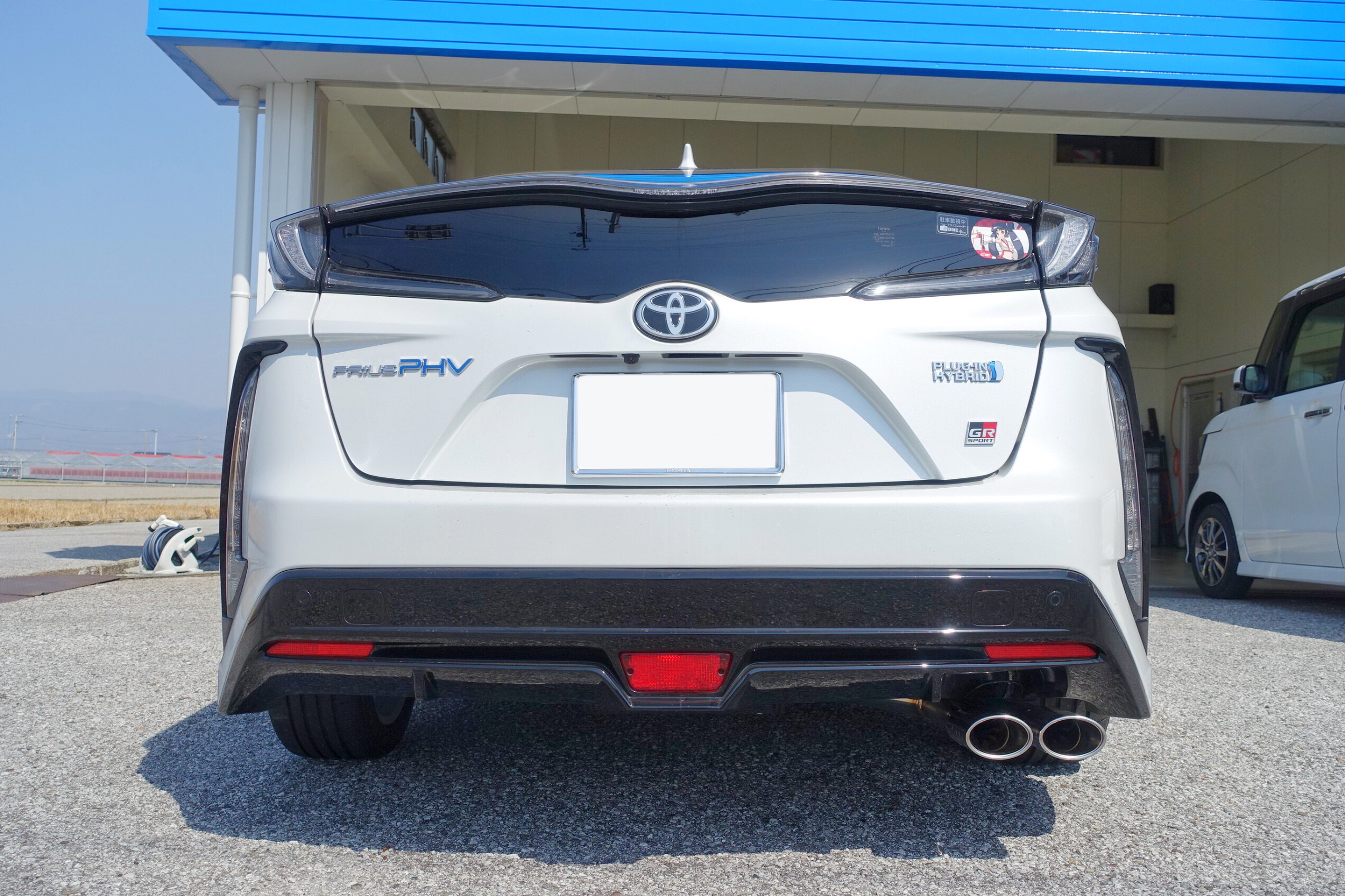 後ろ姿にこだわると全体の見た目も変わりますよ！ トヨタ プリウスPHV
