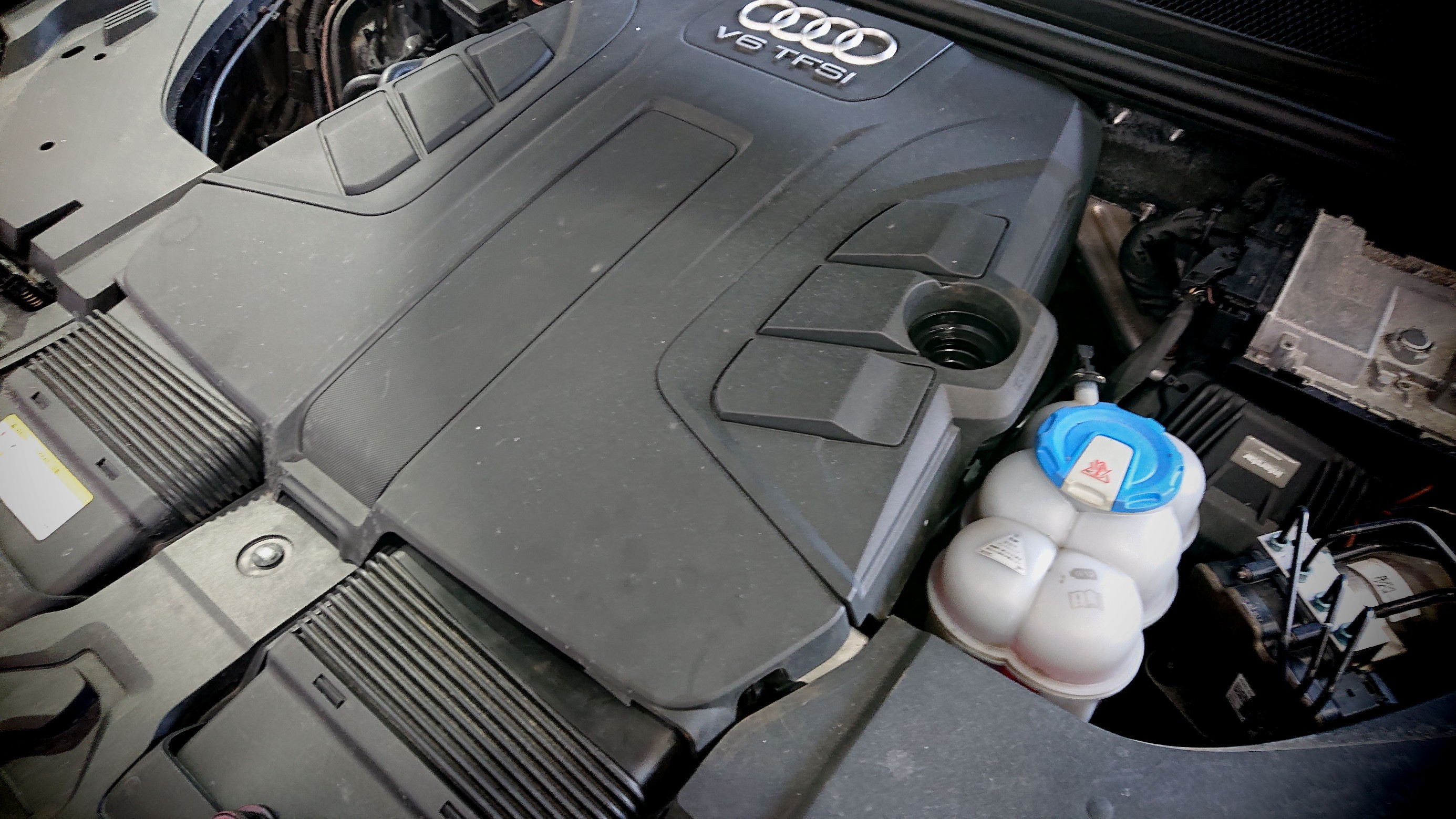 AUDI Q7 TSFI クワトロ 4MC のエンジンオイル＆オイルフィルター交換作業 ／ POWER CLUSTER（パワークラスター