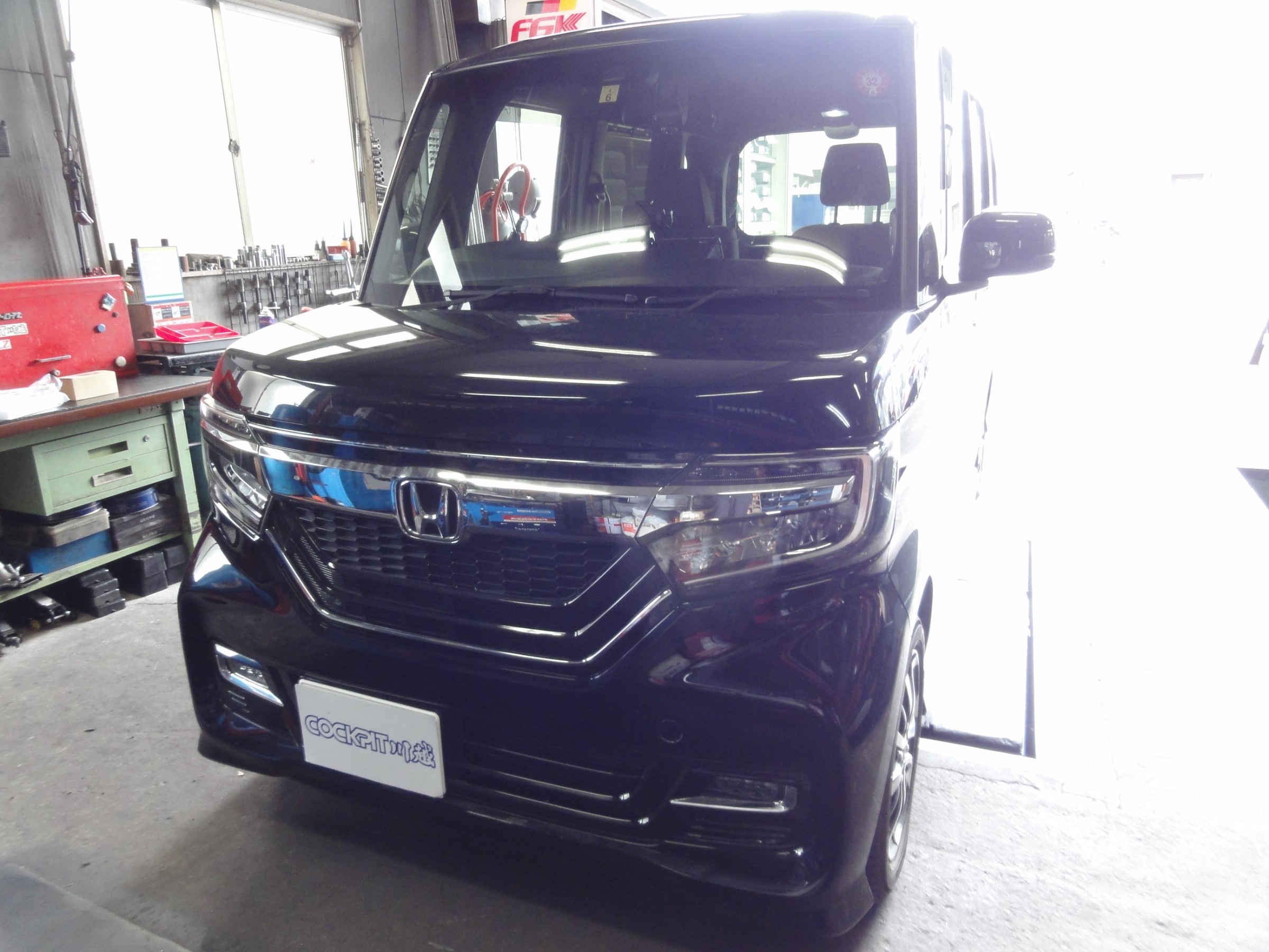 N-BOXカスタム（JF3）フロントブレーキパッド＆エアコンフィルター交換。 ホンダ N-BOXカスタム 足まわり（サスペンション・ブレーキ）  足まわり（サスペンション・ブレーキ） ブレーキキャリパー・ブレーキパッド交換 作業日誌 コクピット 川越 お店の得意技紹介