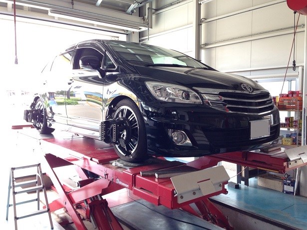 マークｘジオ アライメント調整 トヨタ マークxジオ アライメント調整 スタッフ日記 コクピット 107 車 のカスタマイズにかかわるスタッフより