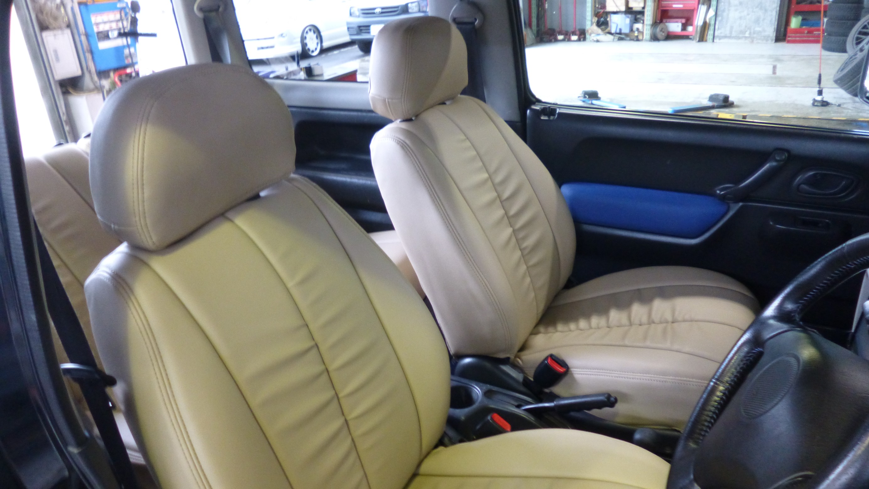 Bellezza ベレッツァ シートカバー取付とバッテリー交換作業 スズキ Jb23 ジムニー スズキ ジムニー インテリア インテリア ステアリング シート交換 フィールの日記 スタイルコクピット フィール 車のカスタマイズにかかわるスタッフより