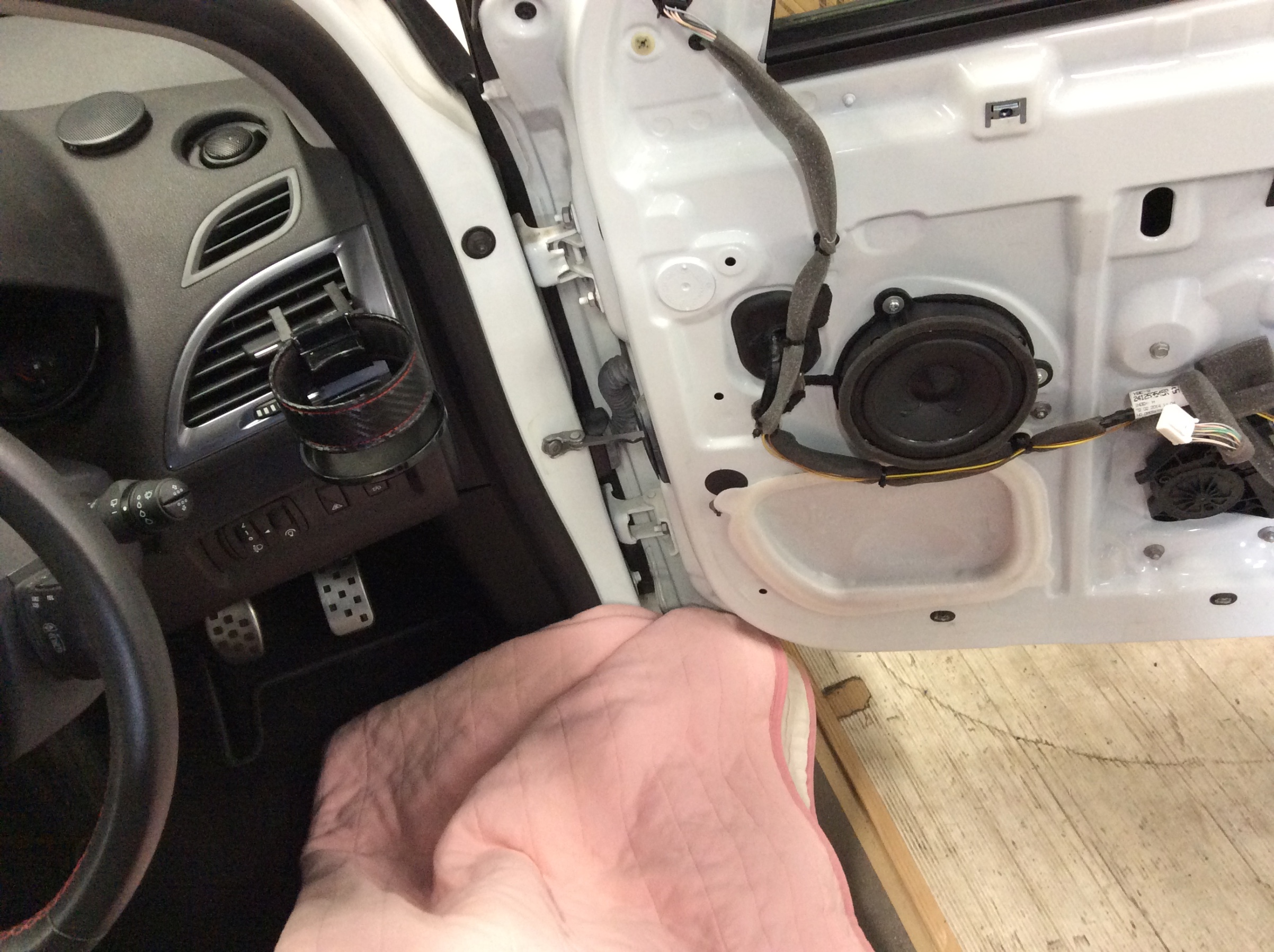 Just In Sound スピーカー交換 ルノー メガーヌ Av カーナビ ドライブレコーダー Etc Av カーナビ ドライブレコーダー Etc スピーカー取付 スタッフ日記 コクピット モリオカ 車のカスタマイズにかかわるスタッフより