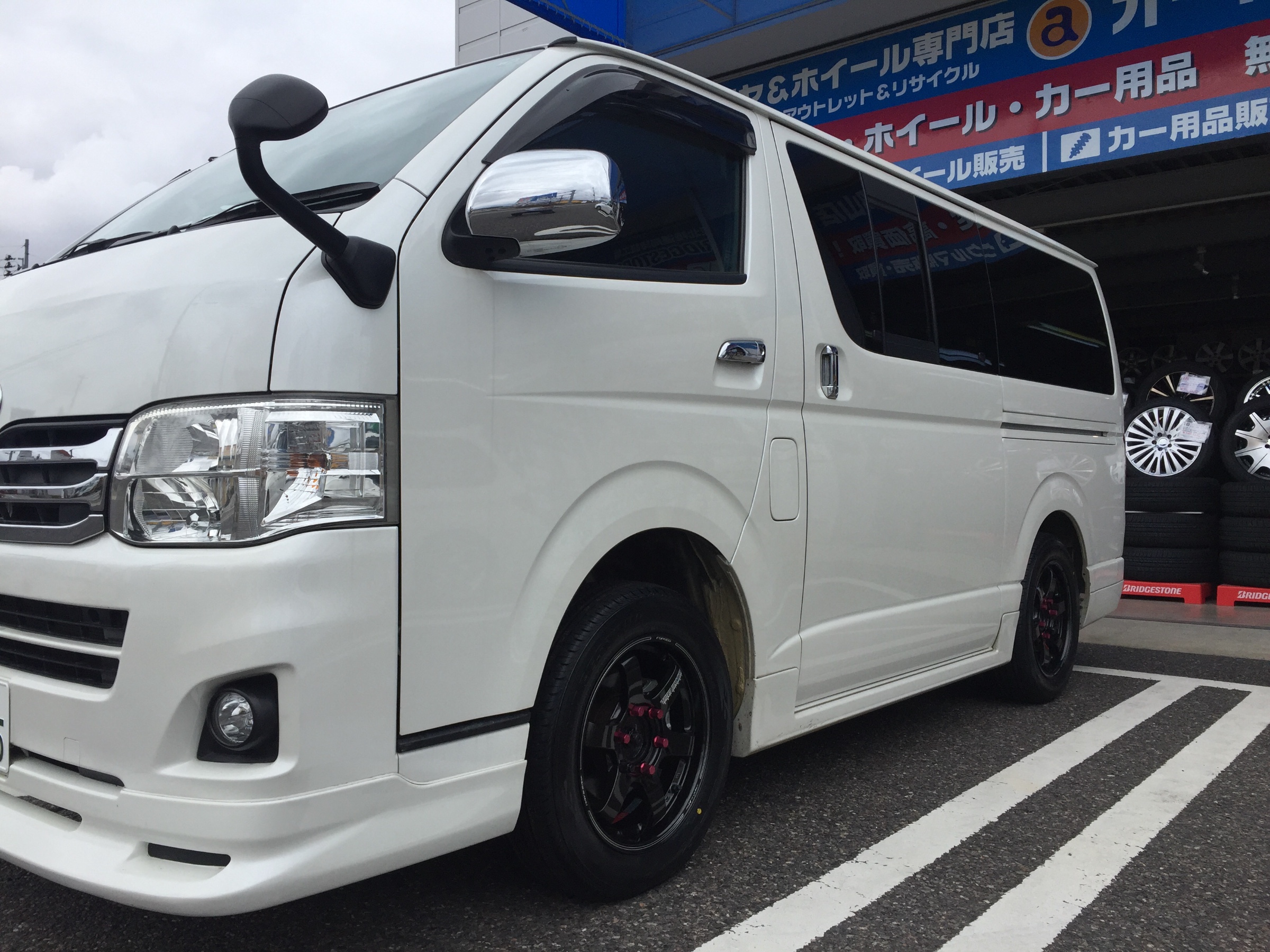 Hi Ace Volk Racing ブリヂストン トヨタ ハイエース スタッフ 日記 コクピット 荒井 車のカスタマイズにかかわるスタッフより
