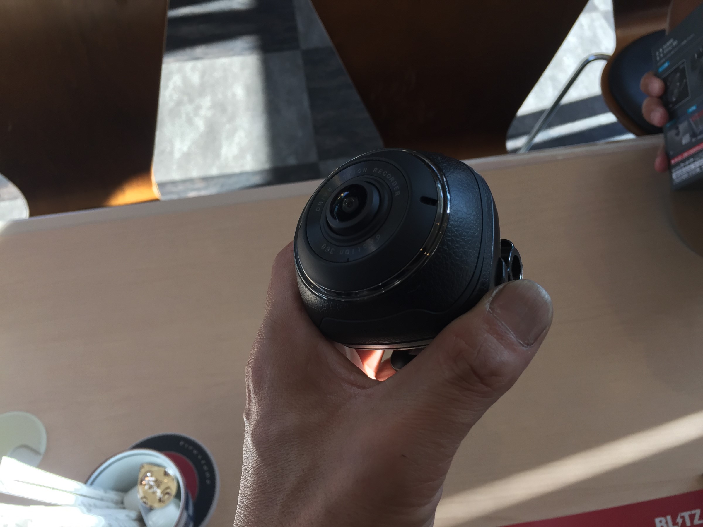 車内外360度撮影できる、スマートフォン連携の車載カメラ