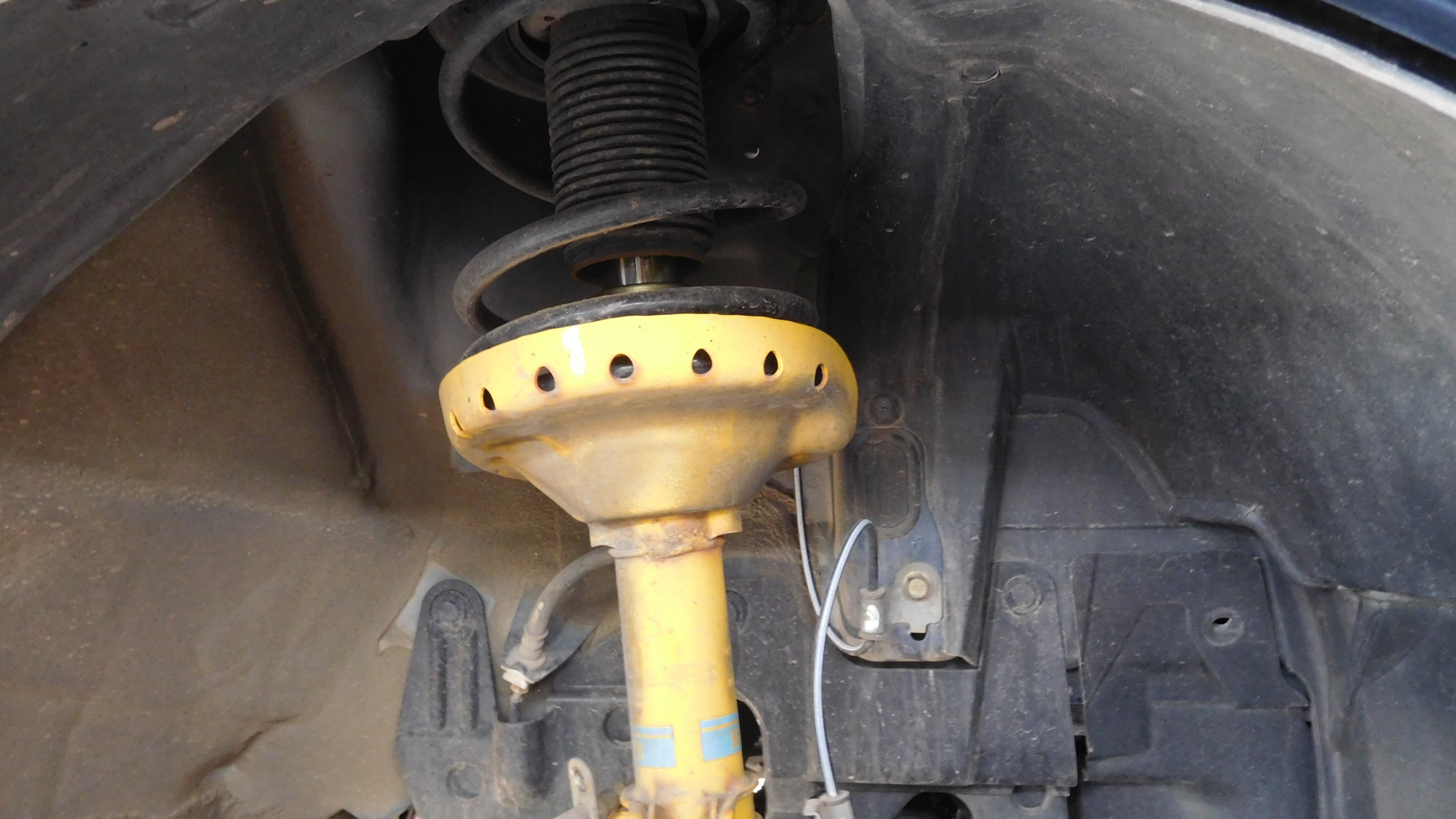 スバル レガシィ BL5 のサスペンション交換作業 ／ TEIN（テイン