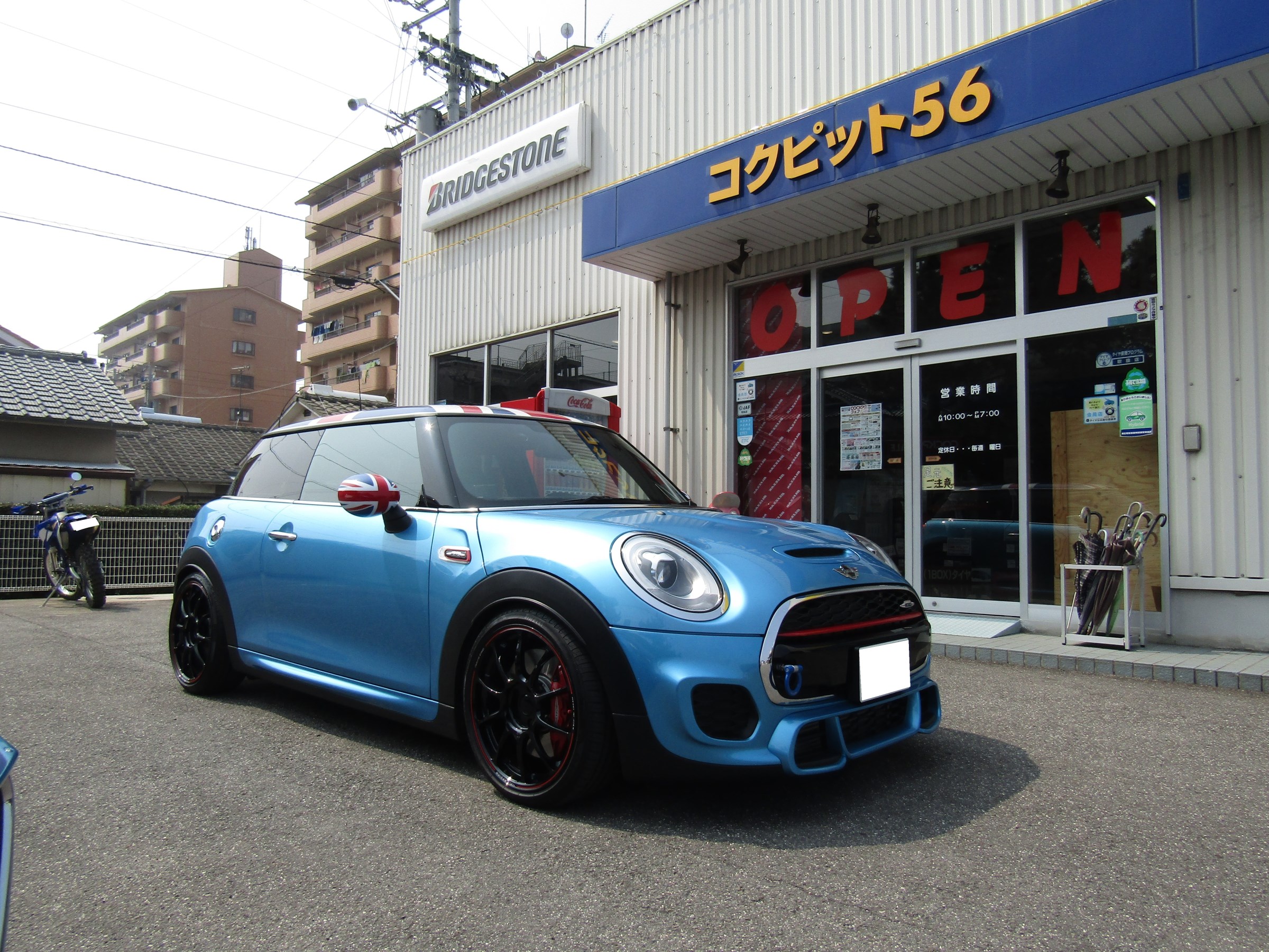 Bmwミニ F56jcwにブリッツzz R車高調取り付け ミニ スタッフ日記 コクピット 56 車のカスタマイズにかかわるスタッフより