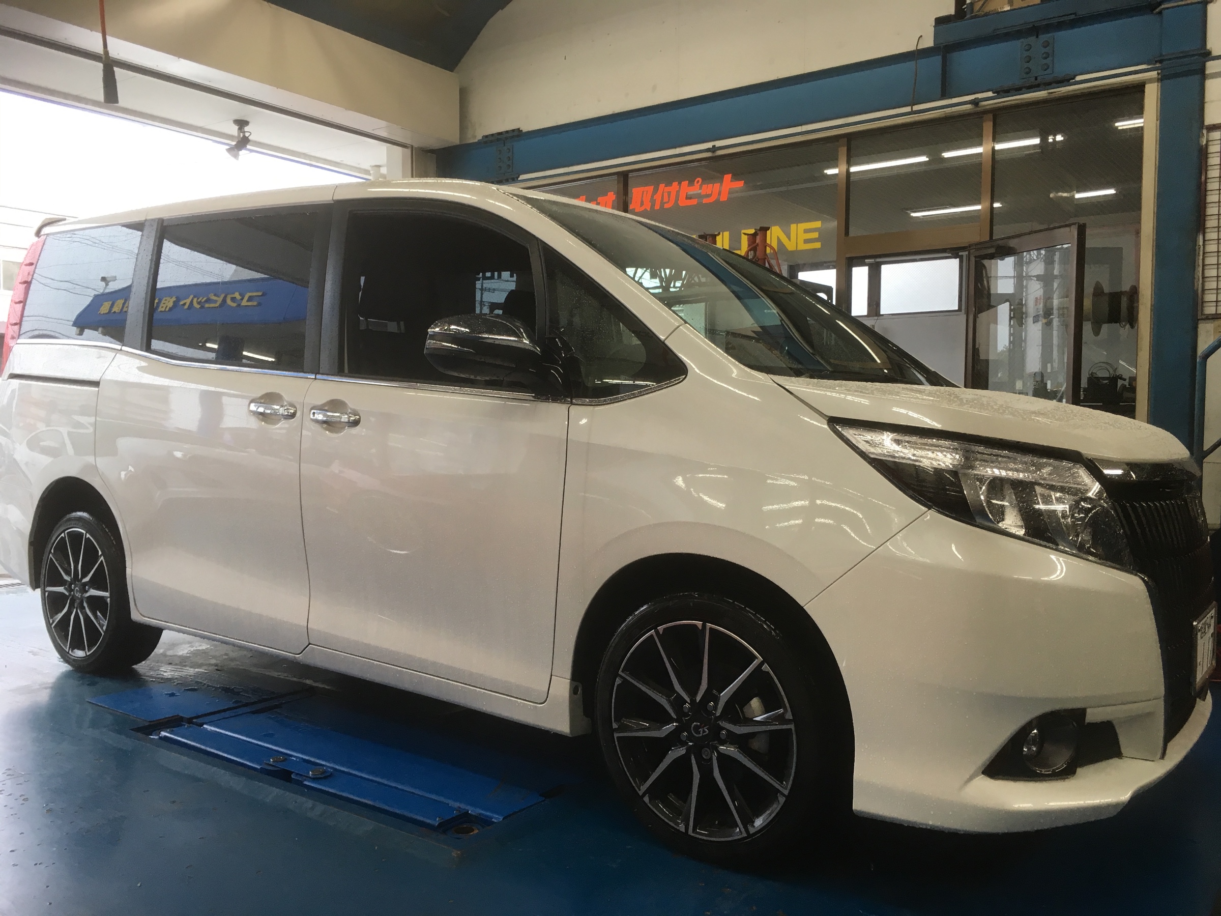 エスクァイア車高調取り付け カスタマイズ日記 コクピット 相模原 車のカスタマイズにかかわるスタッフより
