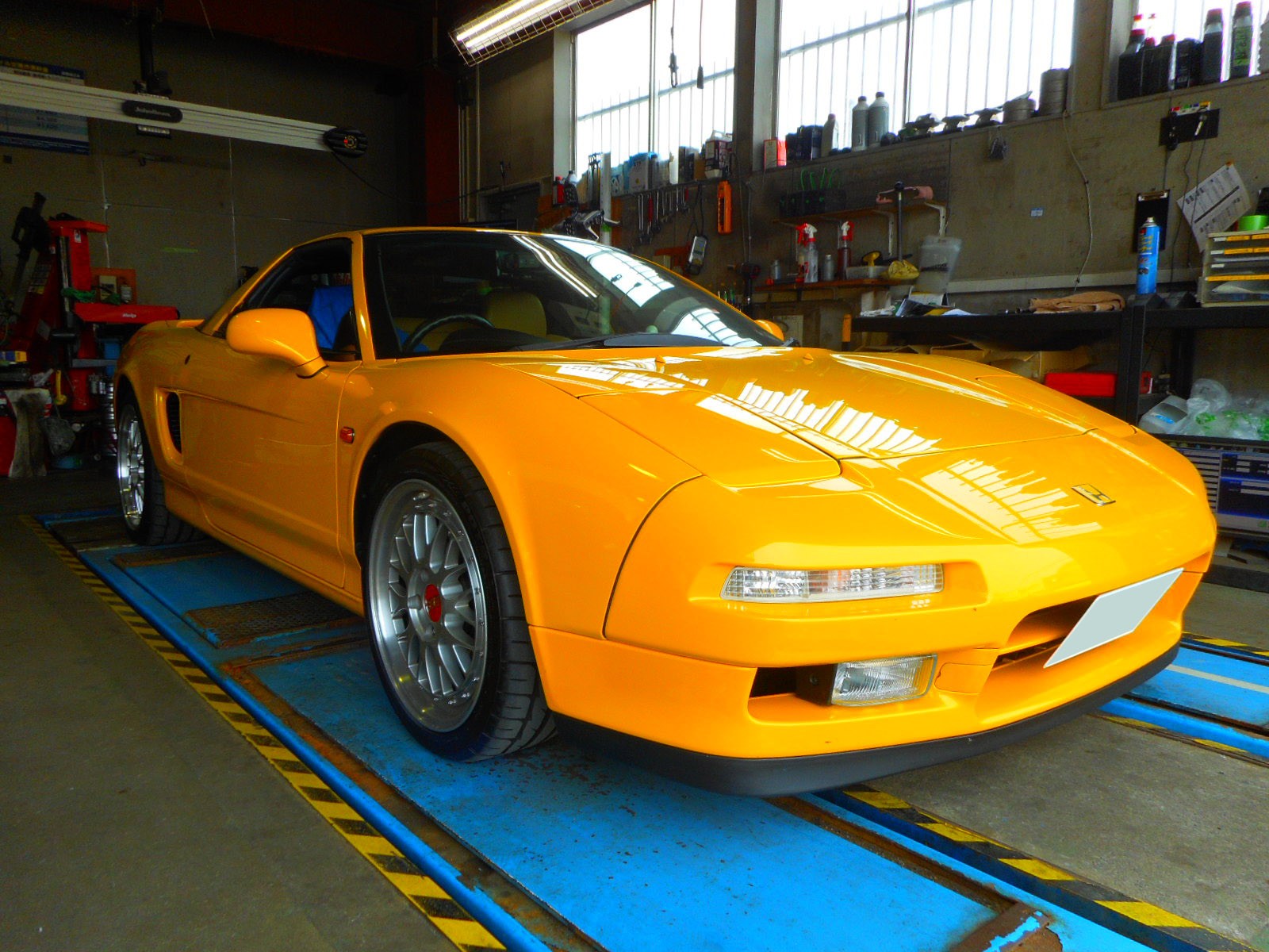 初代nsx オイル交換にてご来店 ホンダ Nsx メンテナンス オイル バッテリー他 メンテナンス オイル バッテリー他 エンジンオイル交換 Pit作業レポート Cockpit Age3 コクピットエイジ 車のカスタマイズにかかわるスタッフより