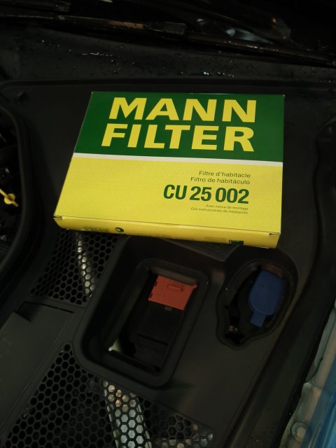 メルセデス・ベンツ W205 エアコンフィルター交換♪ | メルセデス・ベンツ Cクラス | スタッフ 日記 | コクピット 21大阪 |  車のカスタマイズにかかわるスタッフより