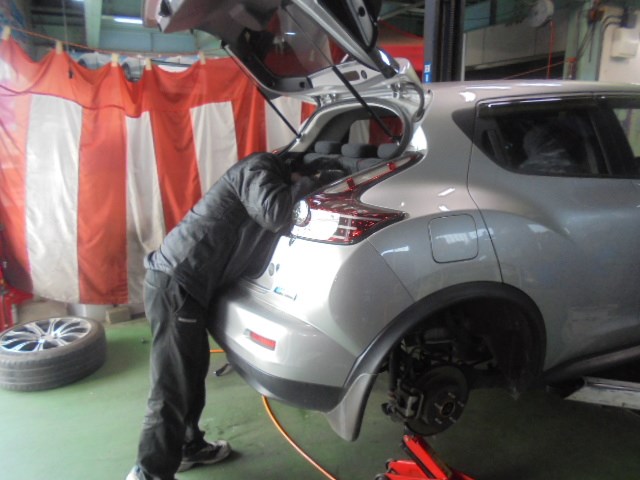 抜け気味の純正からの脱却 日産 ジューク 足まわり サスペンション ブレーキ 足まわり サスペンション ブレーキ サスペンションパーツ関連取付 アフターパーツ取り付け事例 コクピット 麻生 お店の得意技紹介