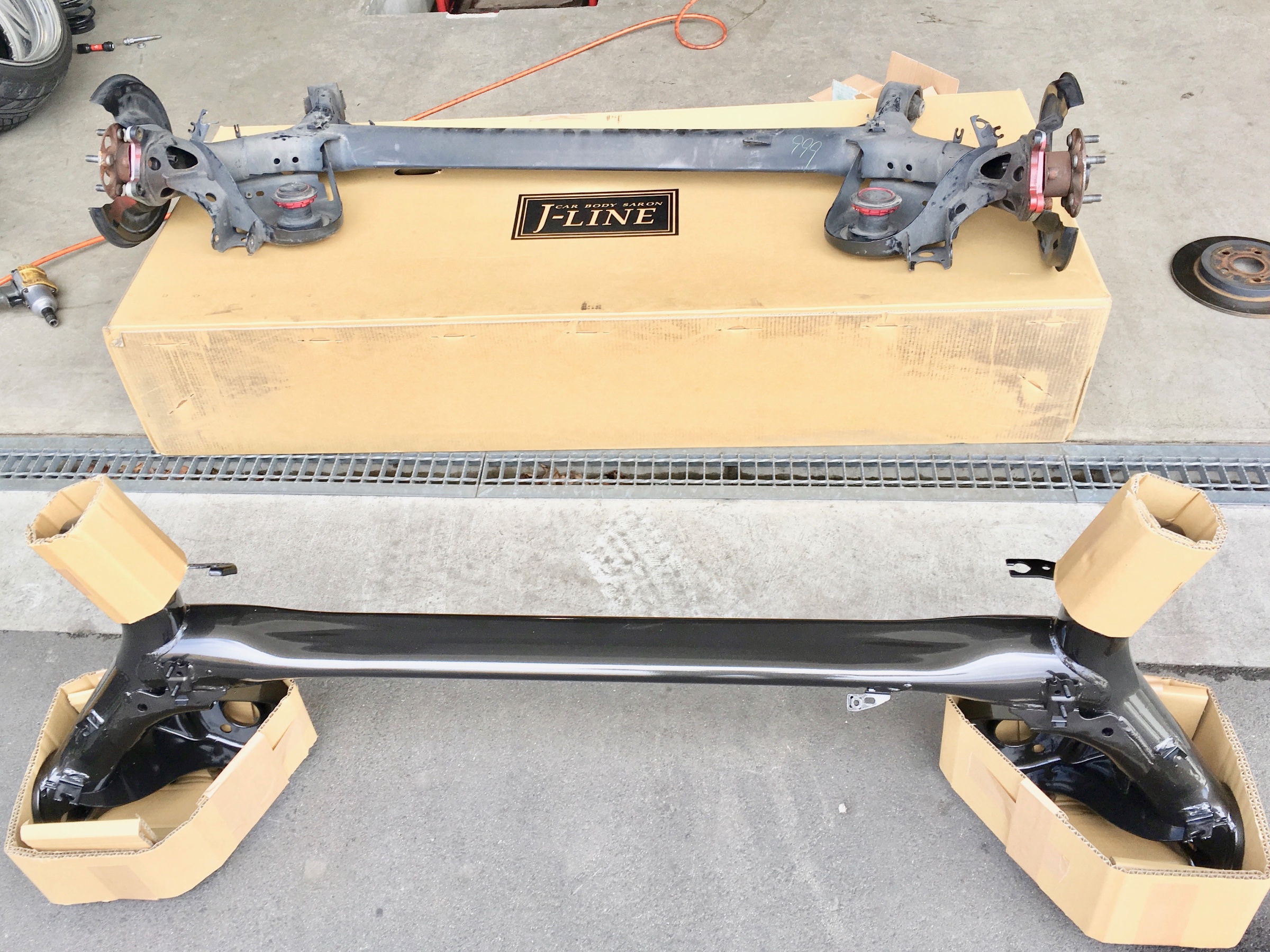 ZVW30・トヨタ・プリウスにJ-LINE・AXLE KIT PREMIEREでピサの斜塔を