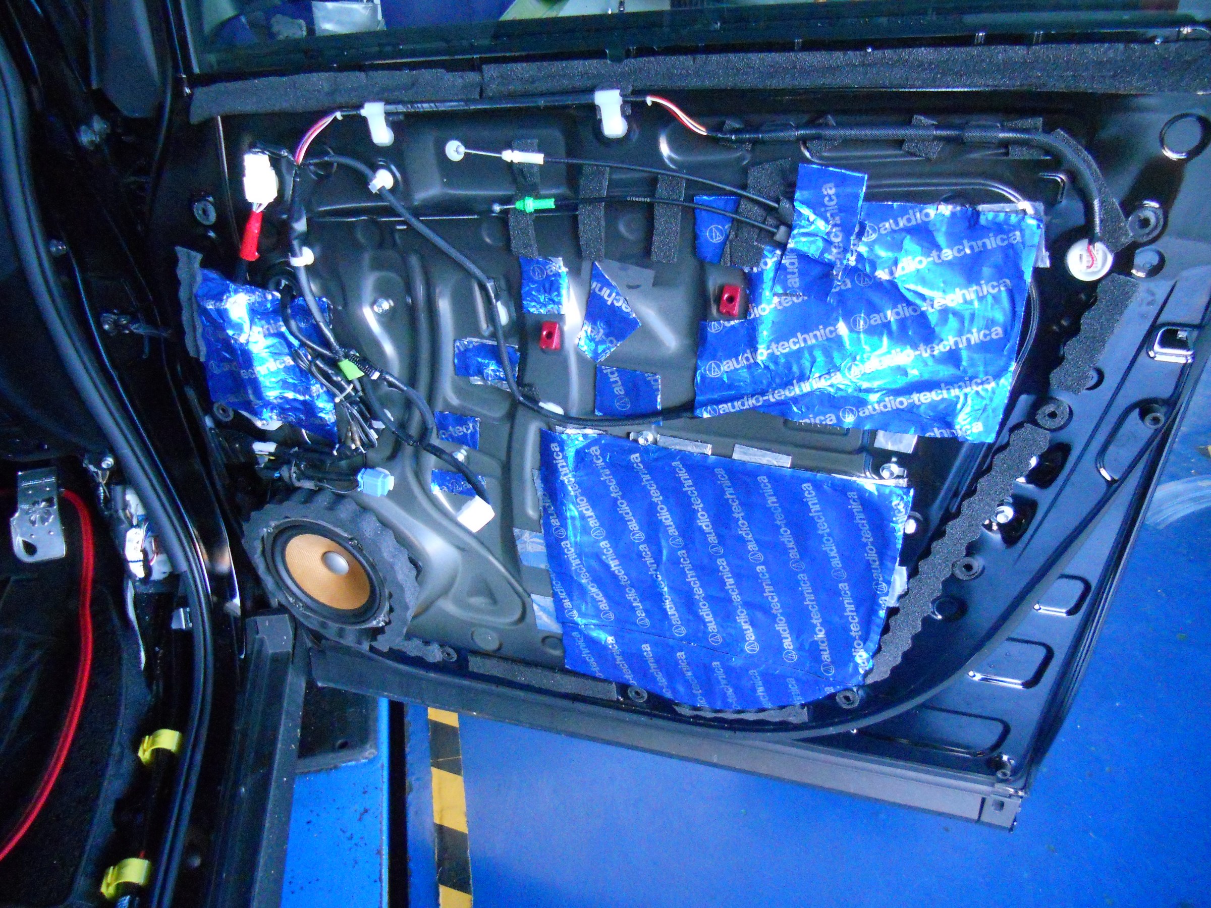 スピーカー アンプ取付 もろもろです スタッフ日記 スタイルコクピット ズーム 車のカスタマイズにかかわるスタッフより