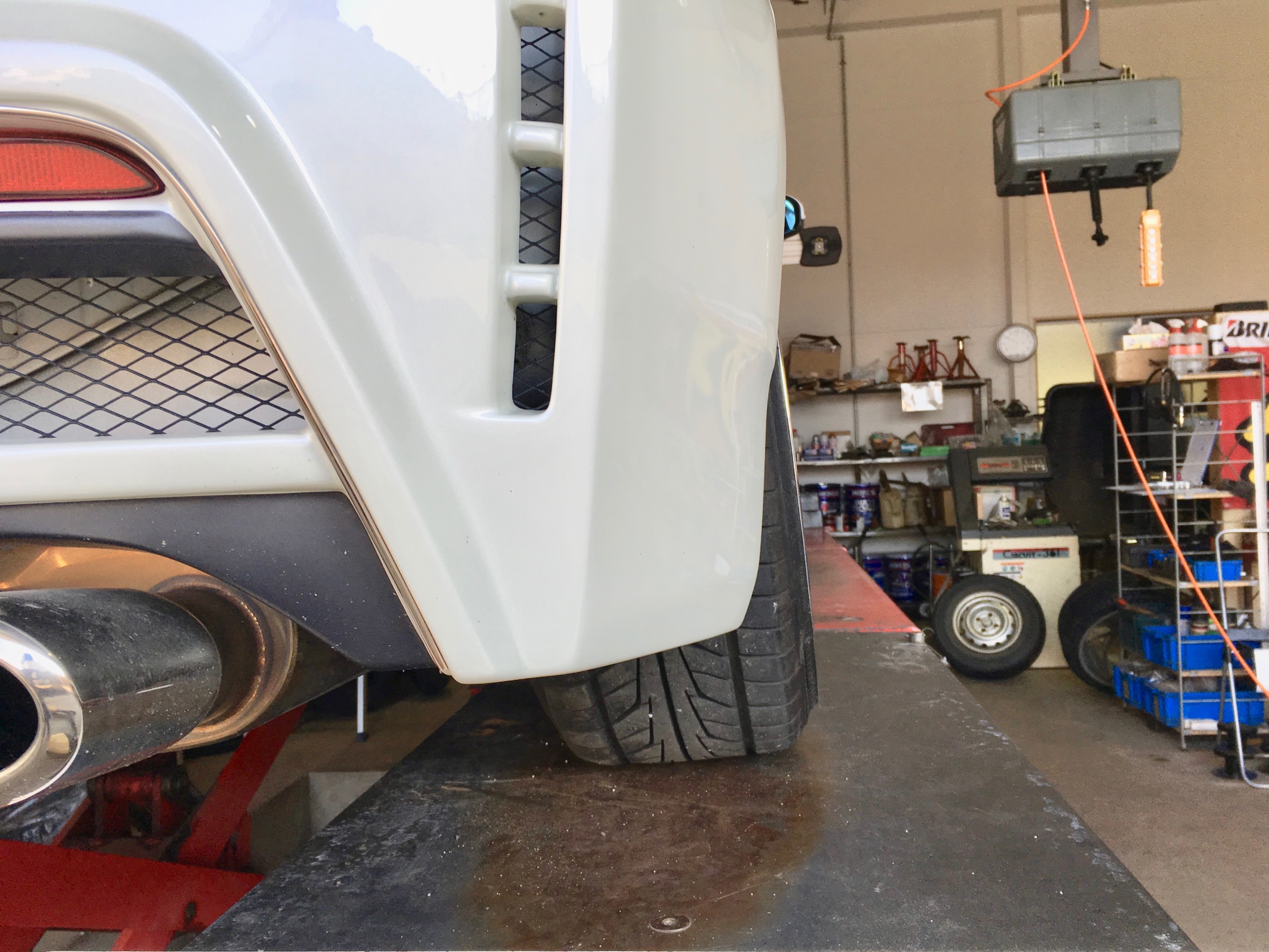 ZVW30・トヨタ・プリウスにJ-LINE・AXLE KIT PREMIEREでピサの斜塔を