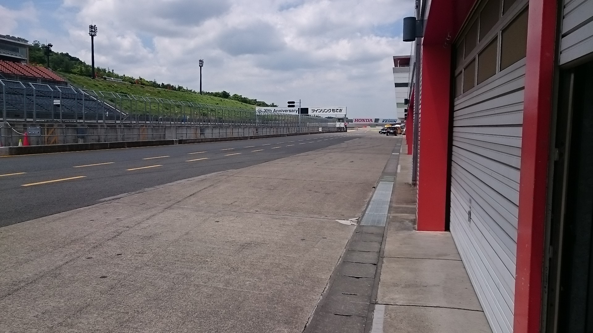 ピットから１コーナーです。