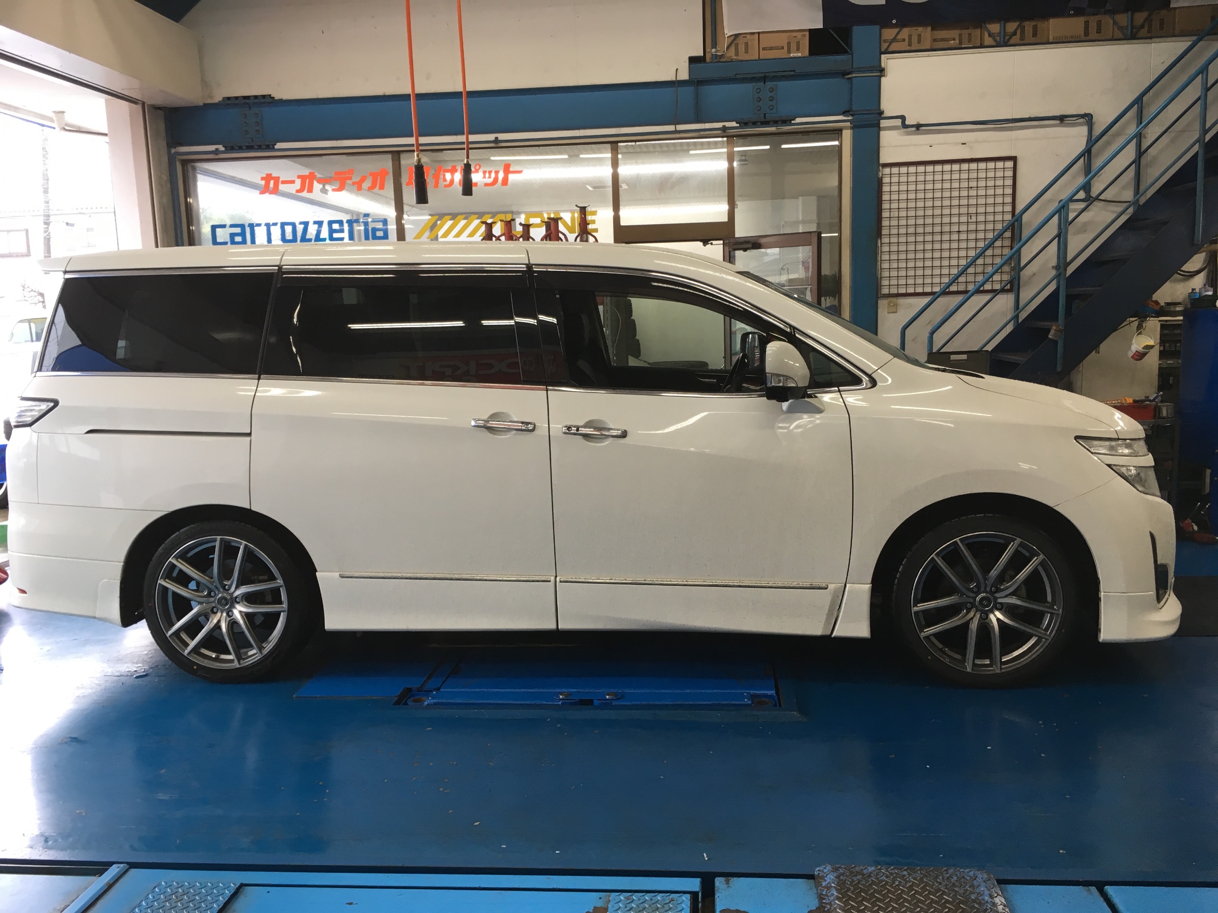 52エルグランドにテインの車高調 日産 エルグランド 足まわり サスペンション ブレーキ カスタマイズ日記 コクピット 相模原 車 のカスタマイズにかかわるスタッフより