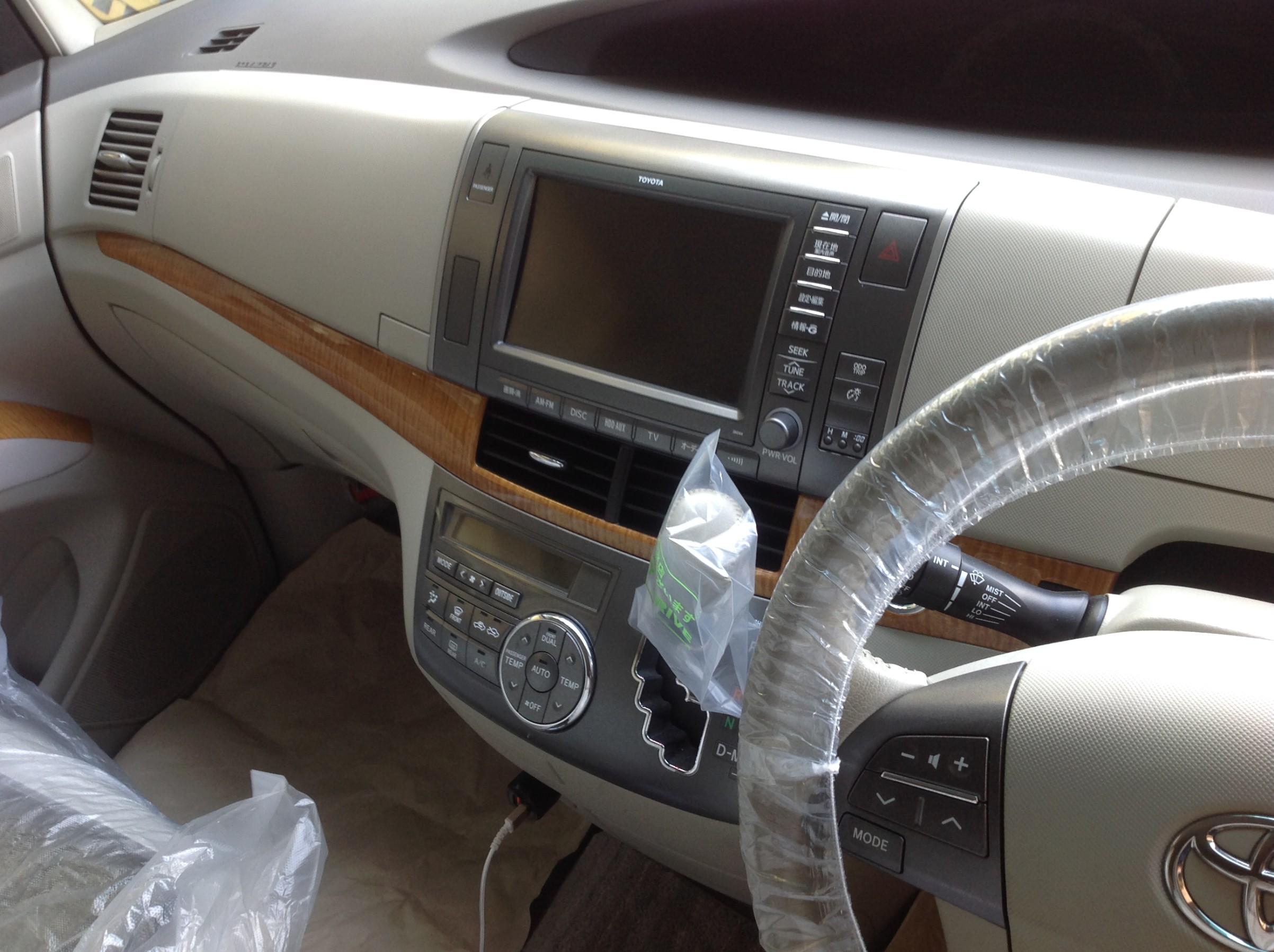 ACR55W エスティマさん、メーカー装着ナビを交換です ACR55W エスティマさん、メーカー装着ナビを交換です
