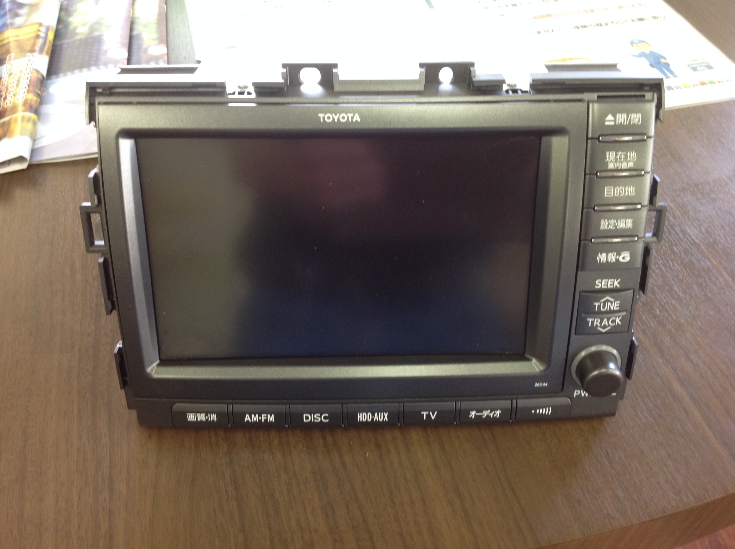 ACR55W エスティマさん、メーカー装着ナビを交換です