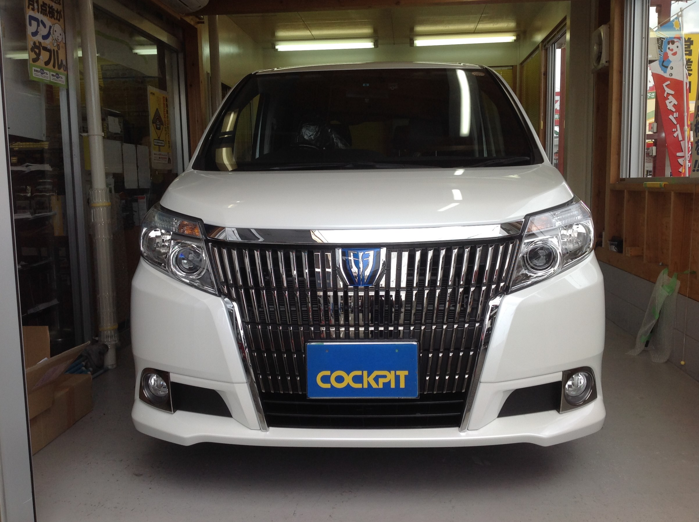またまた後席モニター取り付けですぅ トヨタ エスクァイア Av カーナビ ドライブレコーダー Etc Av カーナビ ドライブレコーダー Etc オーディオ取付 スタッフ日記 コクピット きねいわ 車のカスタマイズにかかわるスタッフより
