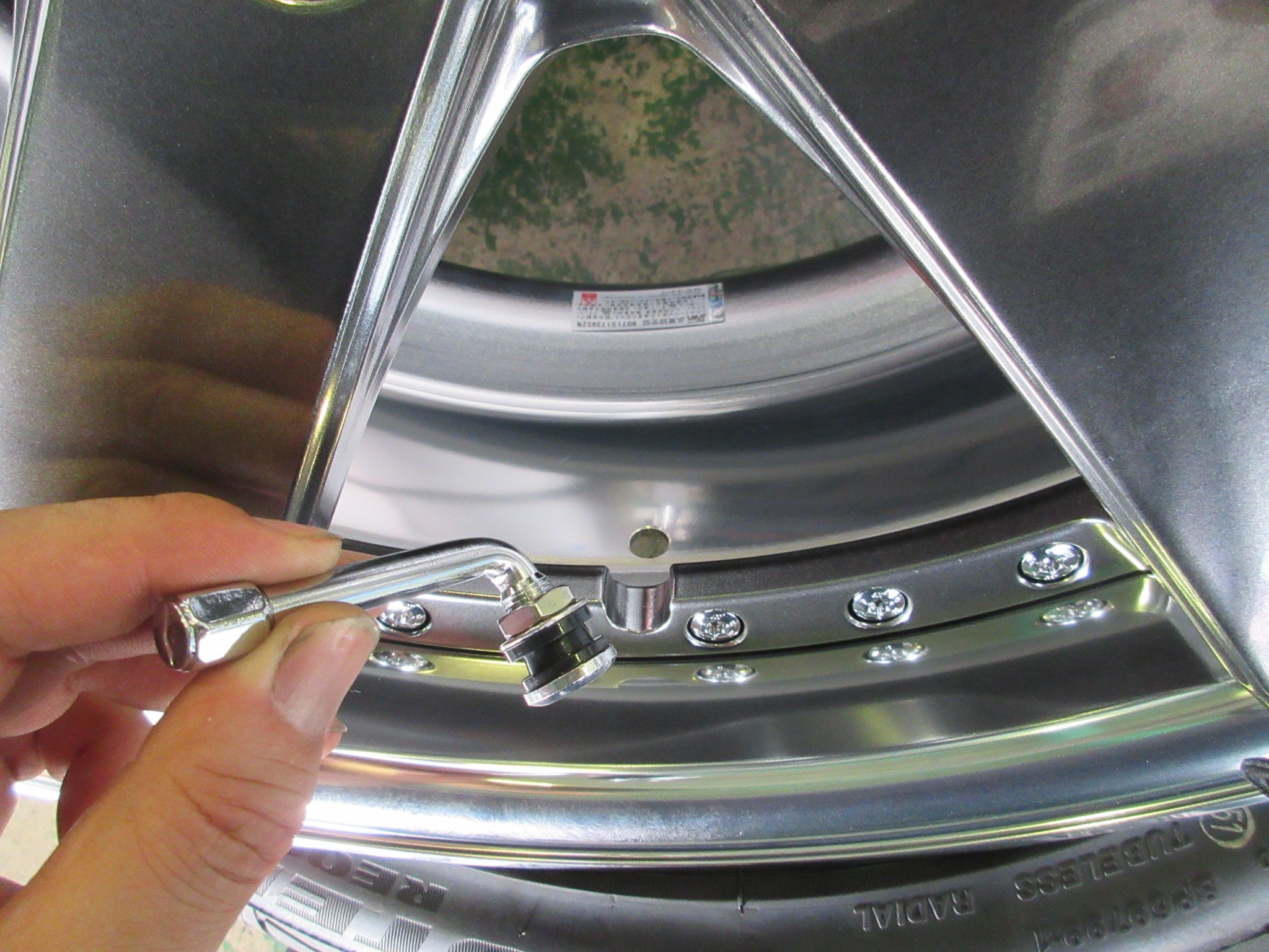 レヴォーグ 仕様変更でさらに愛着アップ スバル レヴォーグ ホイール タイヤ タイヤ ホイール交換 Staff日記 コクピット さつま貝塚 車のカスタマイズにかかわるスタッフより