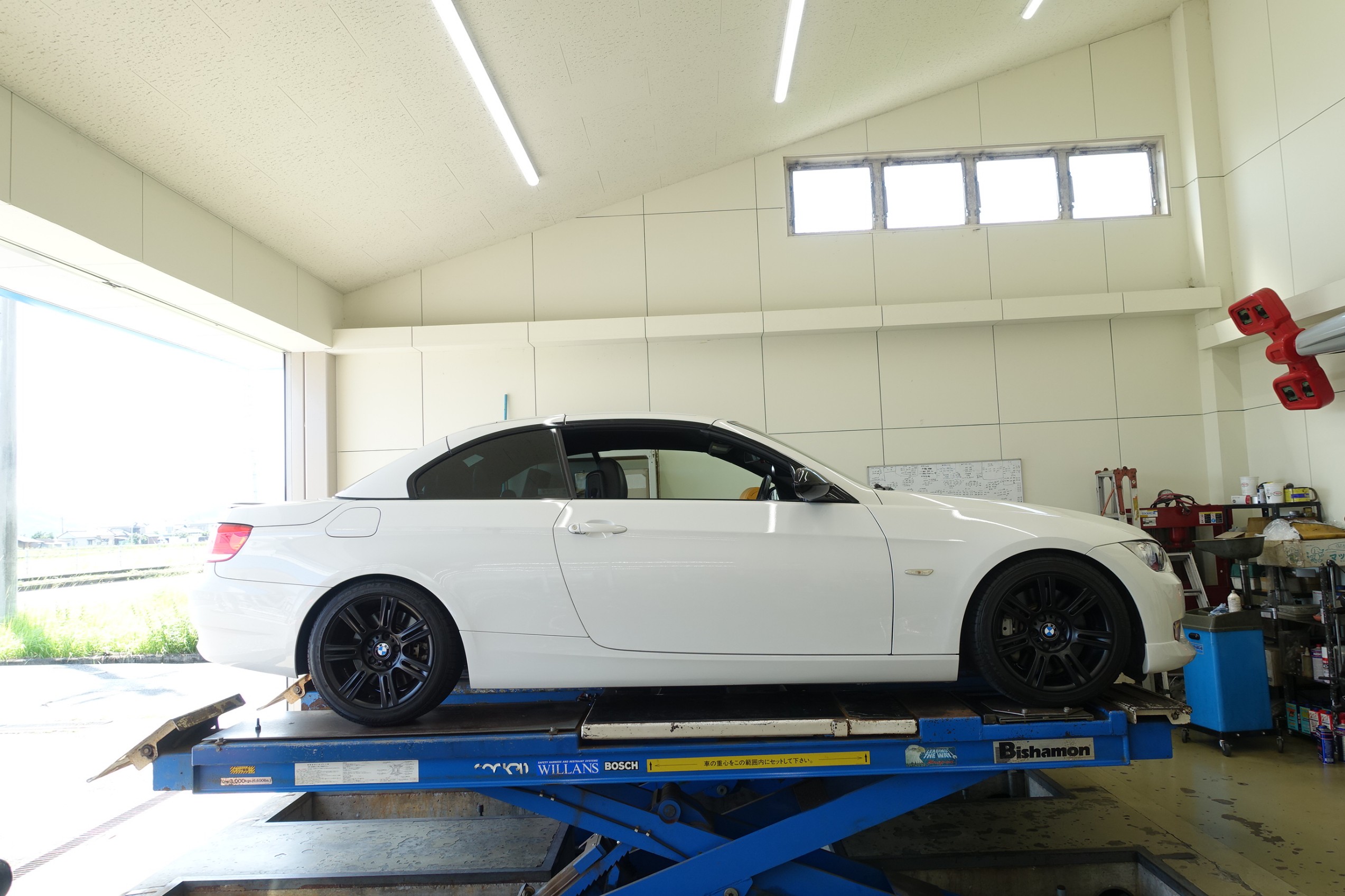 ハイパワーカブリオレもタイヤホイールで大変身！ BMW E93 335i