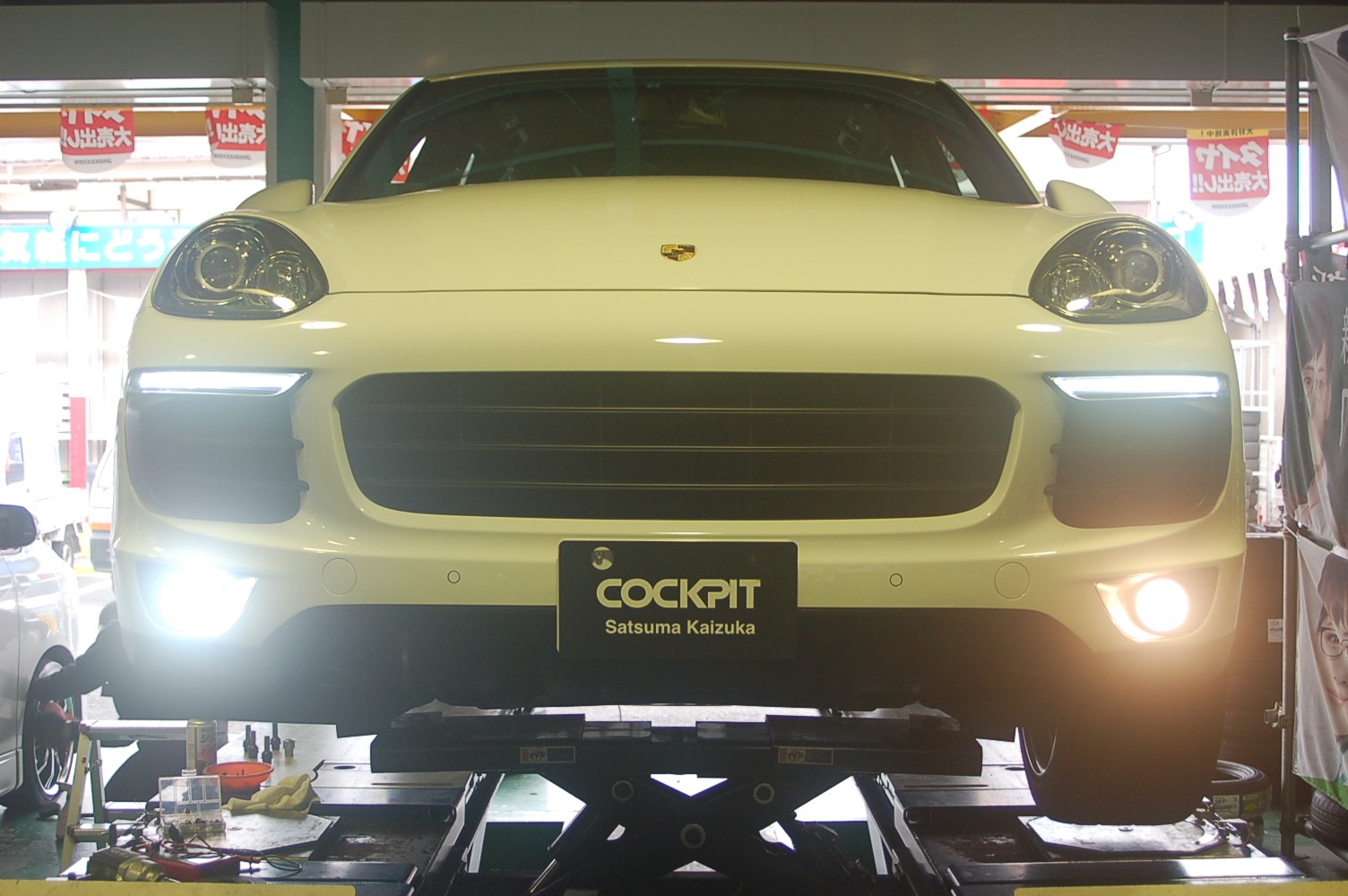 カイエン フォグled化 ポルシェ カイエン Hid Led その他電装系 Hid Led その他電装系 電装系関連パーツ取付 Staff日記 コクピット さつま貝塚 車のカスタマイズにかかわるスタッフより
