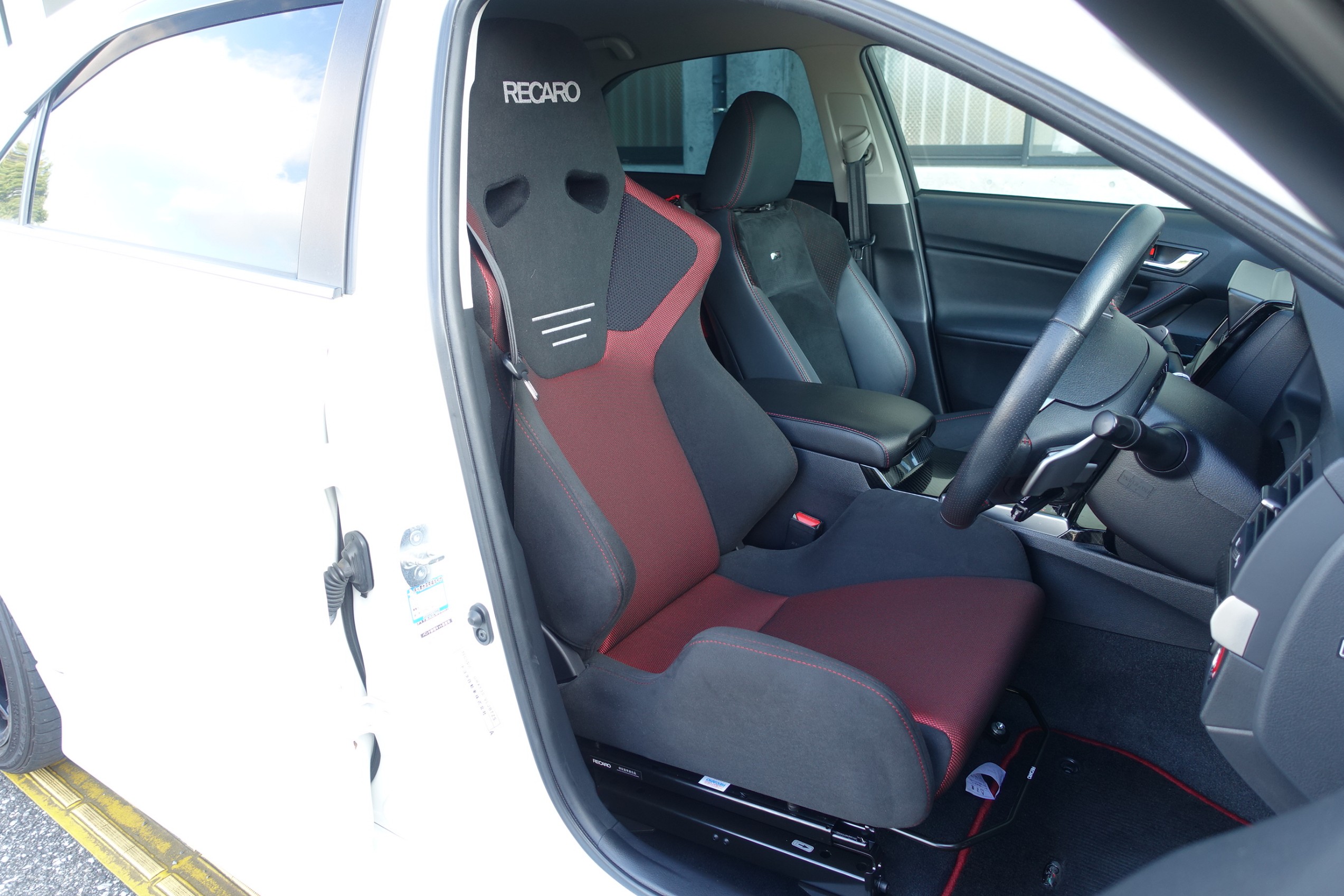 カッコイイ見た目だけど長距離運転すると疲れるので快適なレカロシート