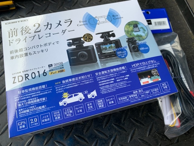 ◇TOYOTA AQUA [NHP10] 用品取付 COMTEC ZDR16 2カメラ前後