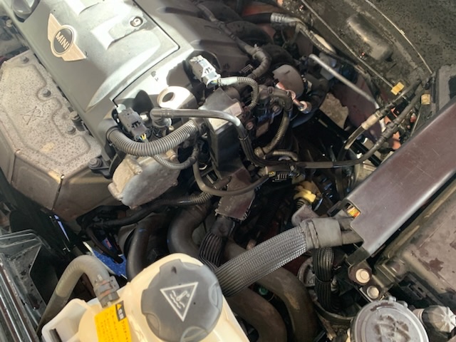 ◇BMW MINI CROSSOVER [ZC16] 一般整備 ウォーターサーモ