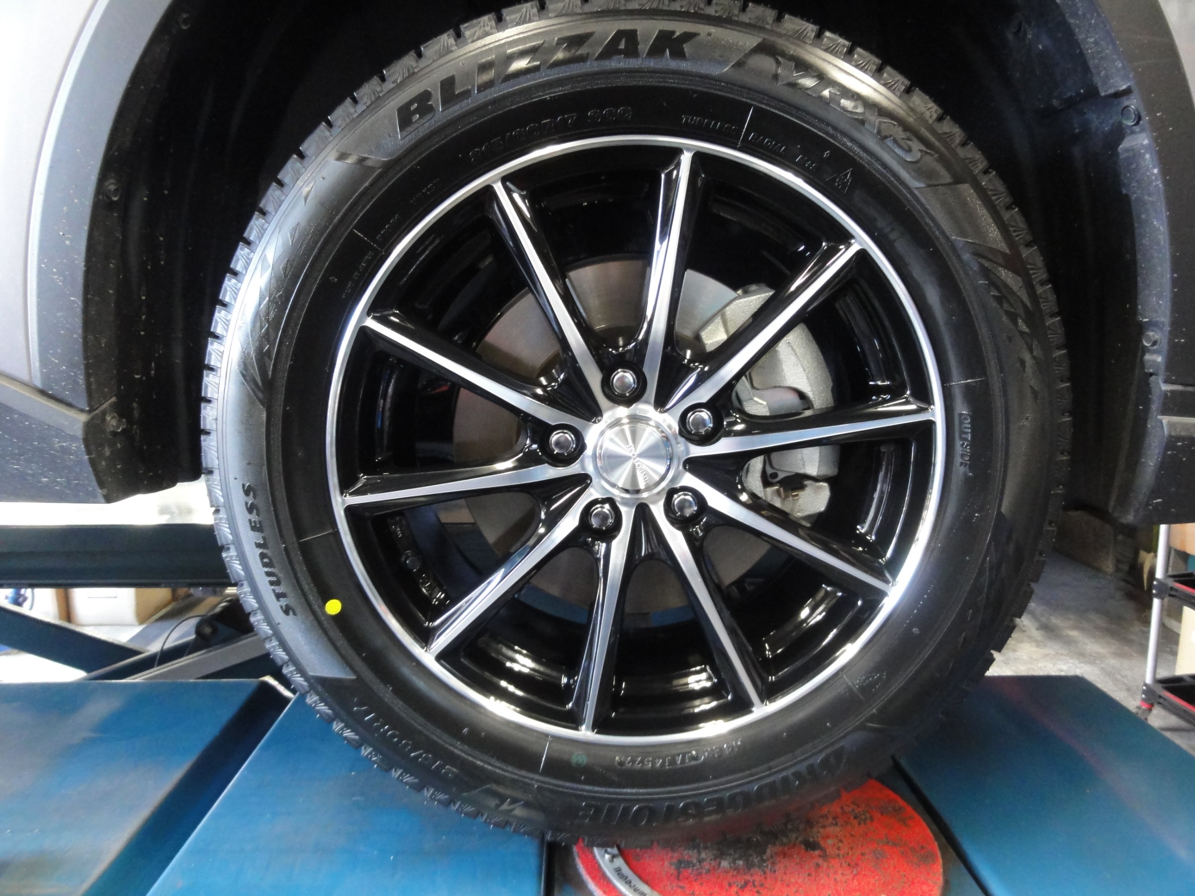 CｰHR（ZYX11）ブリヂストンのスタッドレスタイヤ「ブリザック VRX3