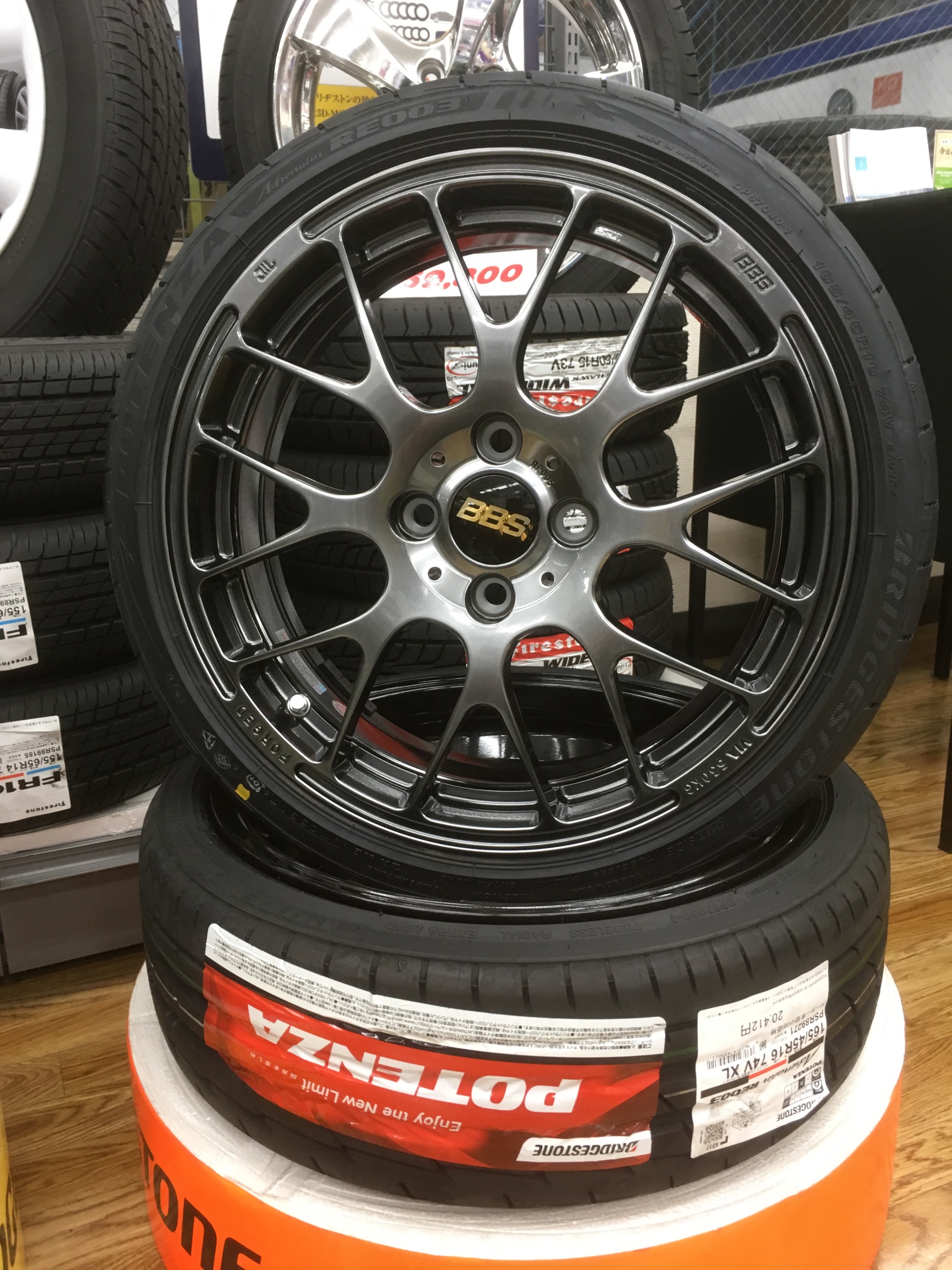 ホイールが入荷 カスタマイズ日記 コクピット 相模原 車のカスタマイズにかかわるスタッフより