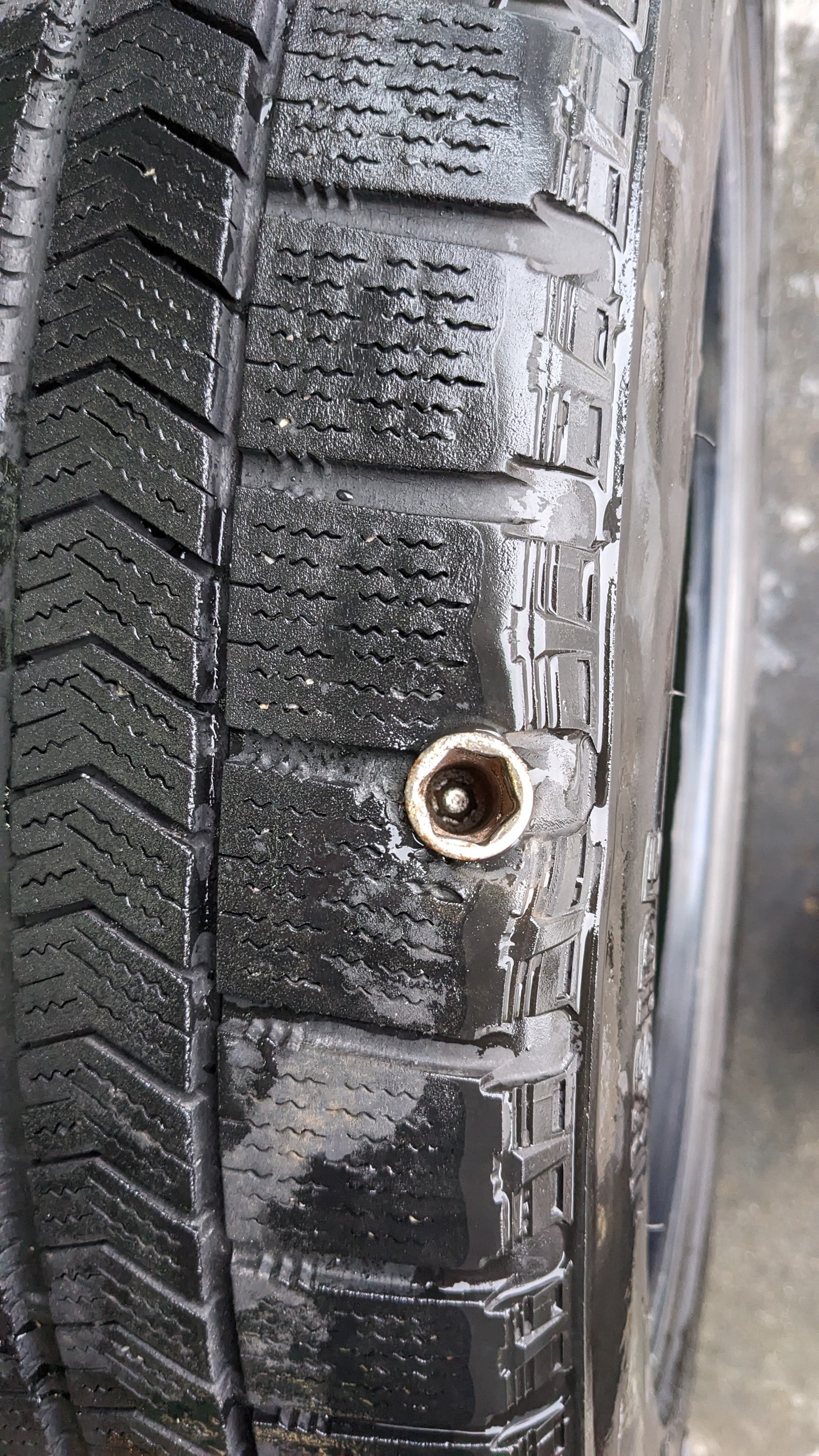 後部タイヤが、パンクしています。 パンクにご用心！日常も交換作業時も、タイヤチェックを怠りなく