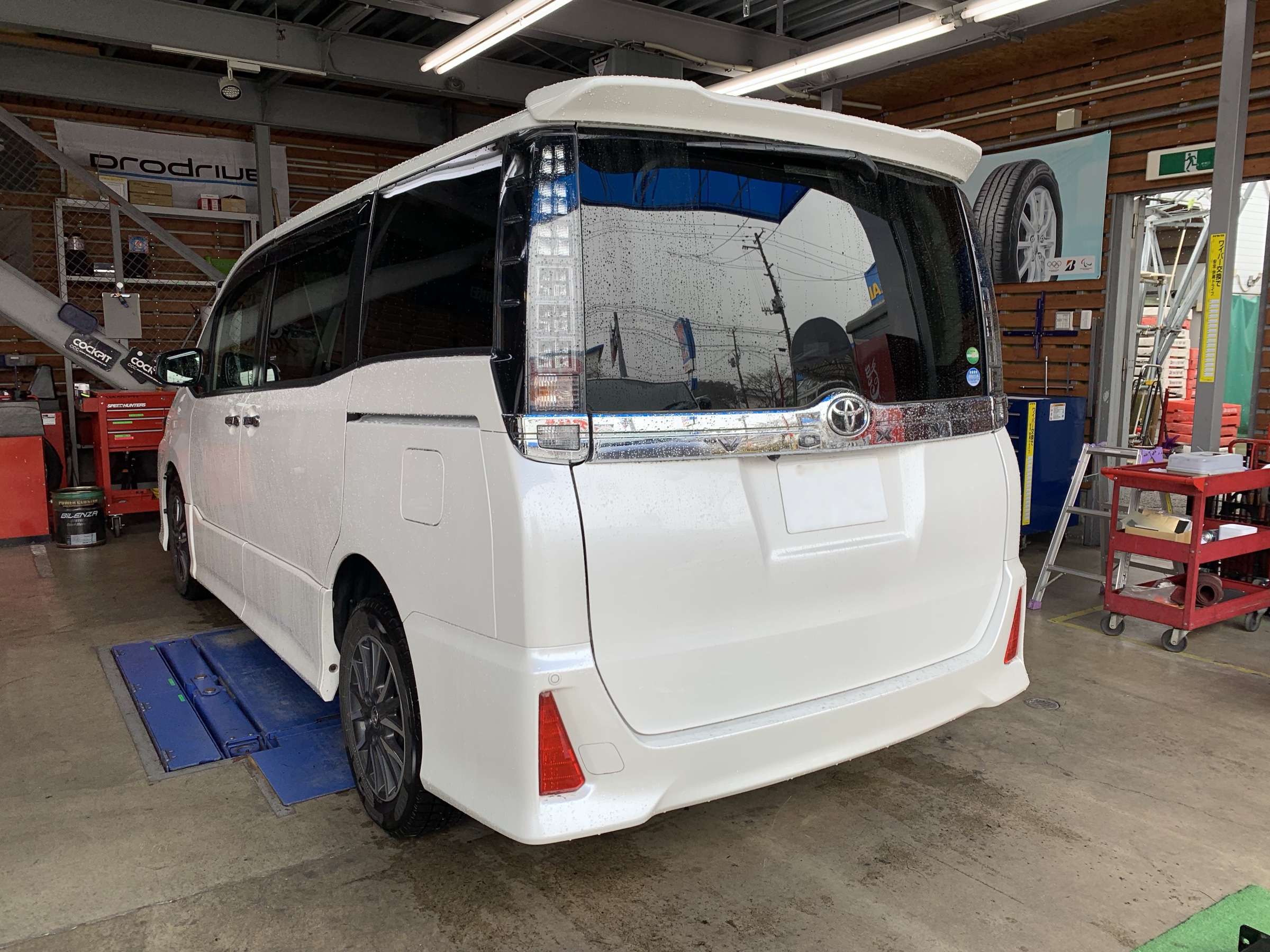 VOXY ヒッチメンバー取り付け | トヨタ ヴォクシー | スタッフ 日記
