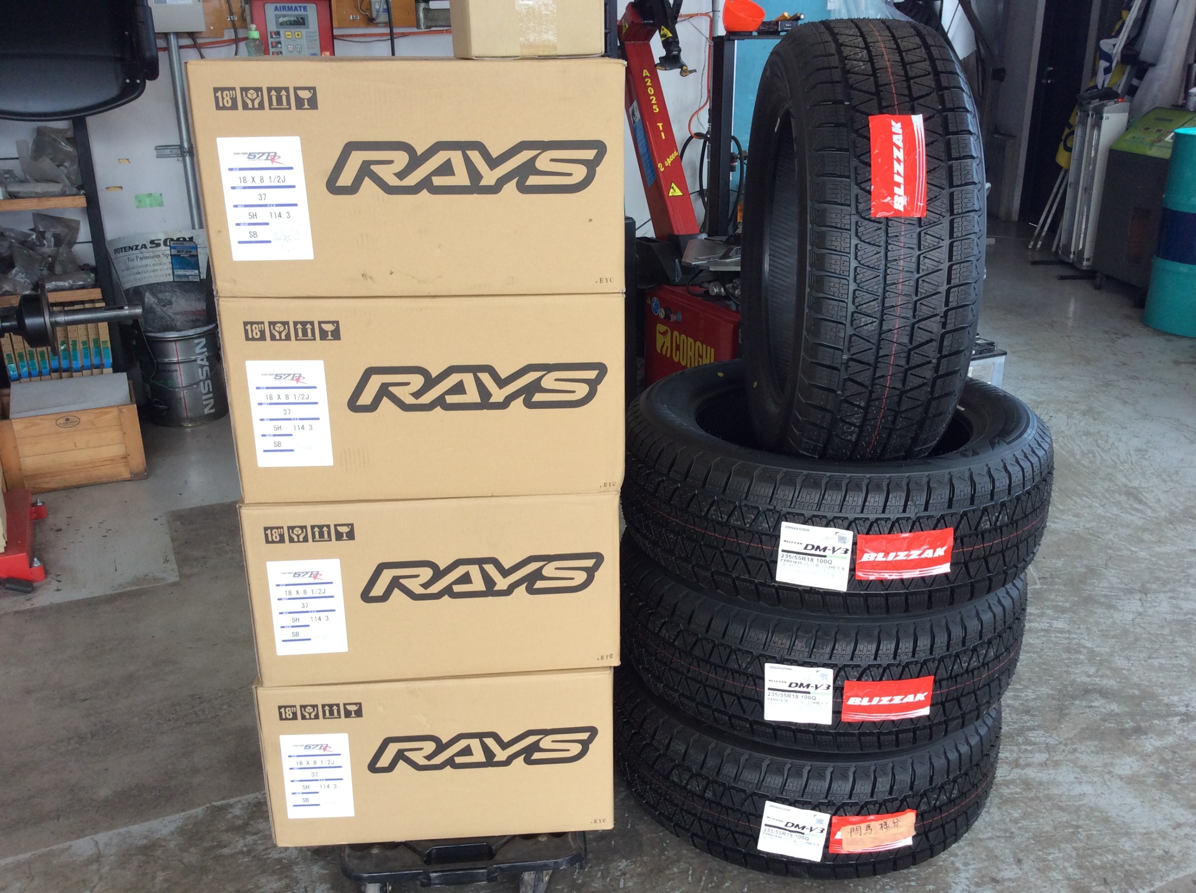 ハリアーハイブリッド AXUH85 スタッドレスタイヤ取り付けます