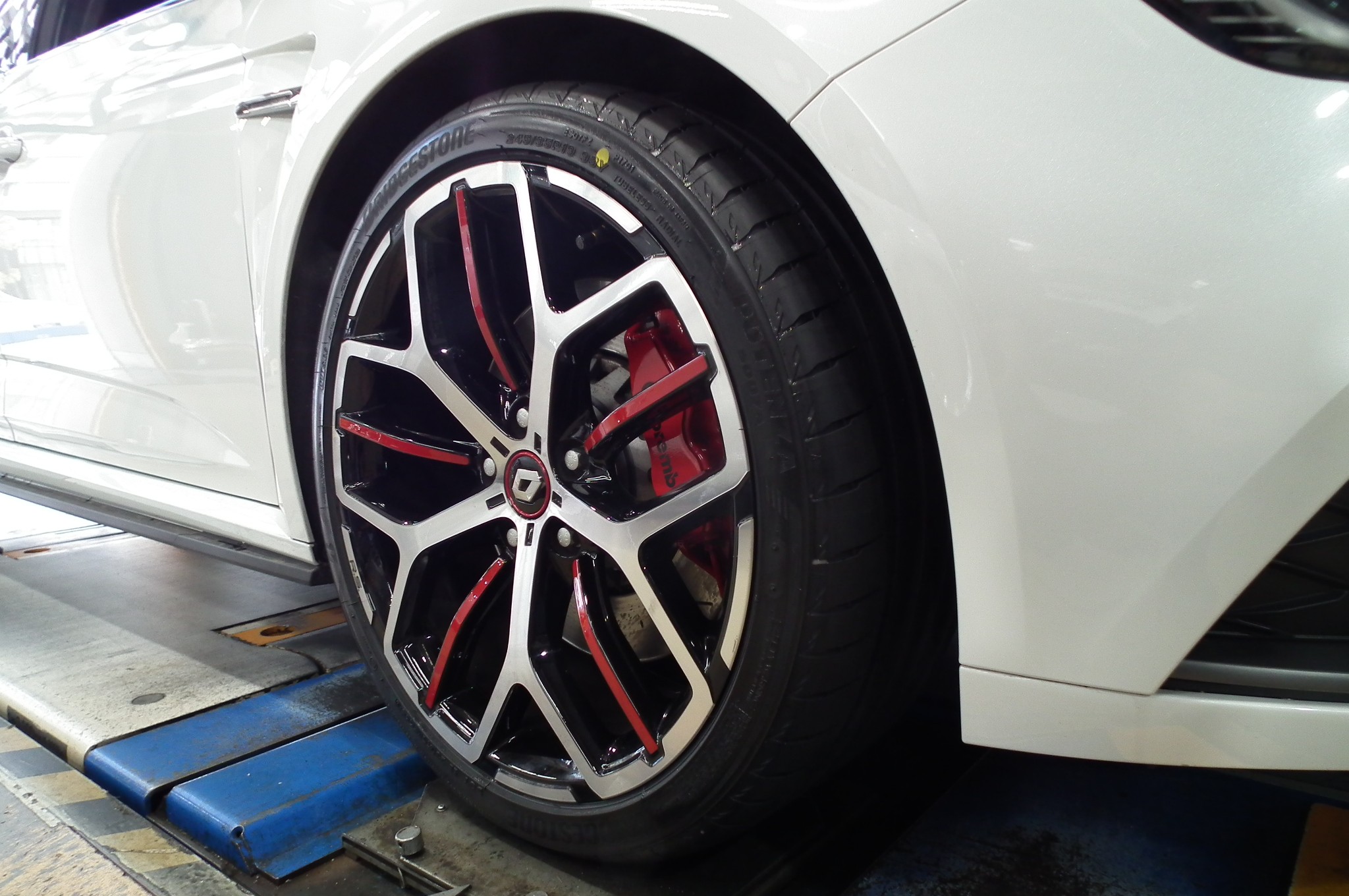 ルノー メガーヌ R.S. タイヤ交換のご紹介 RENAULT MEGANE R.S.