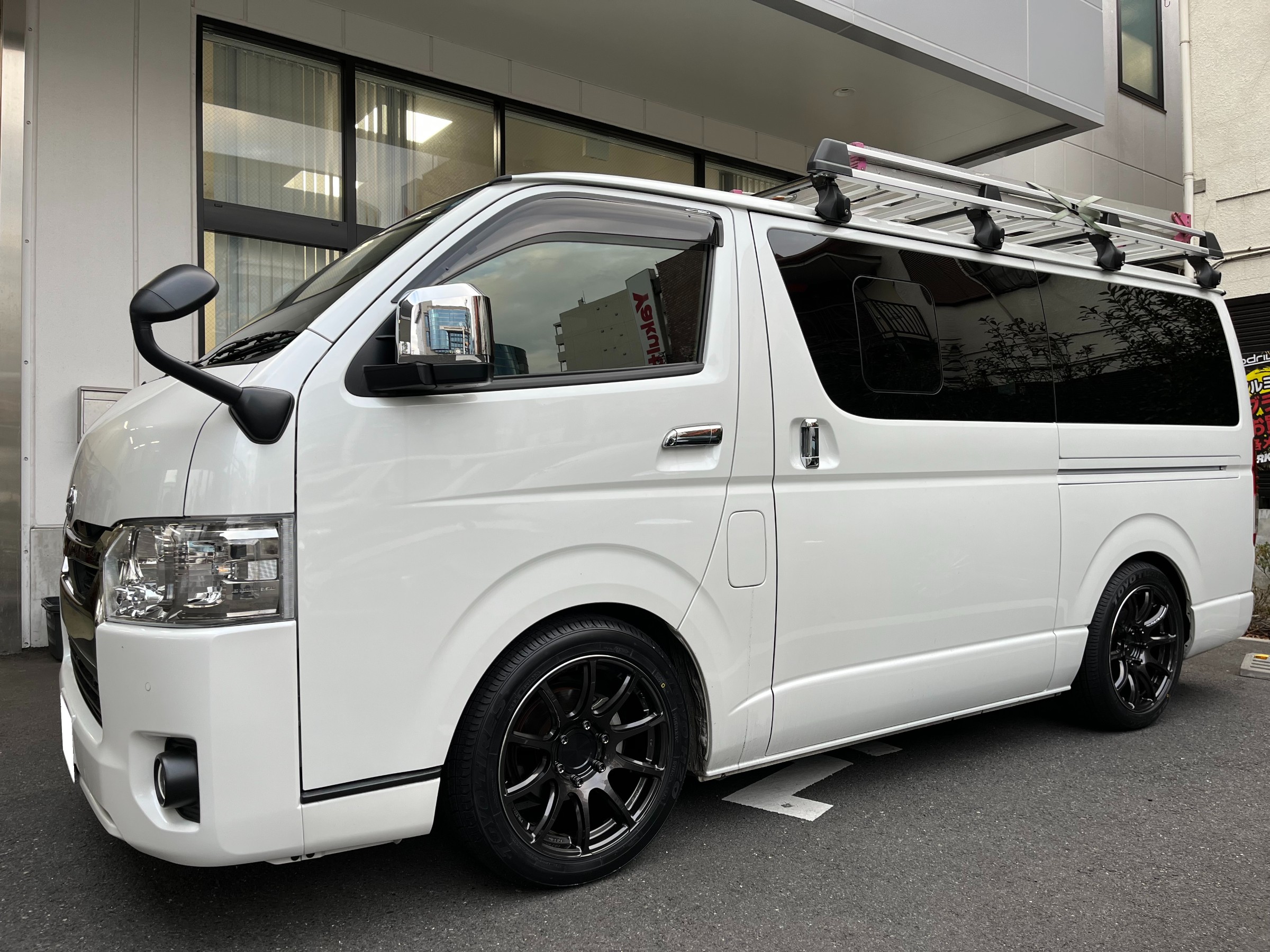 ハイエース…【RAYS gramLIGHTS 57Trans-X】。 | 取り付け事例