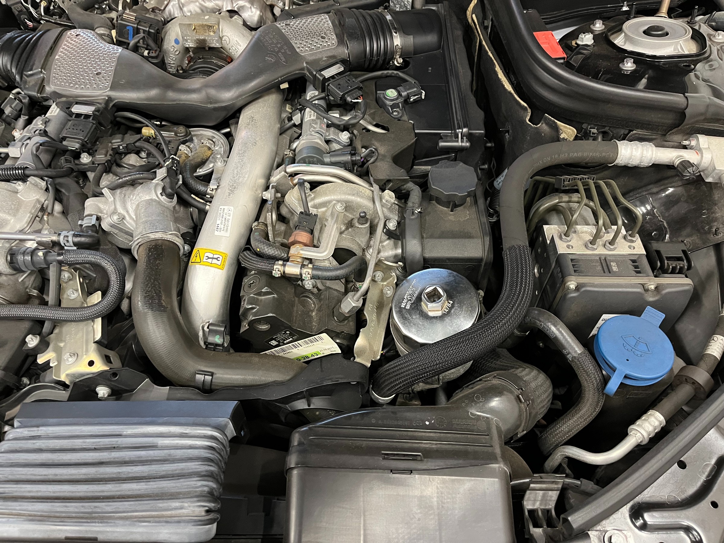 W212 E350…エンジンオイル交換。 スタッフ日記 コクピット21世田谷 車のカスタマイズにかかわるスタッフより