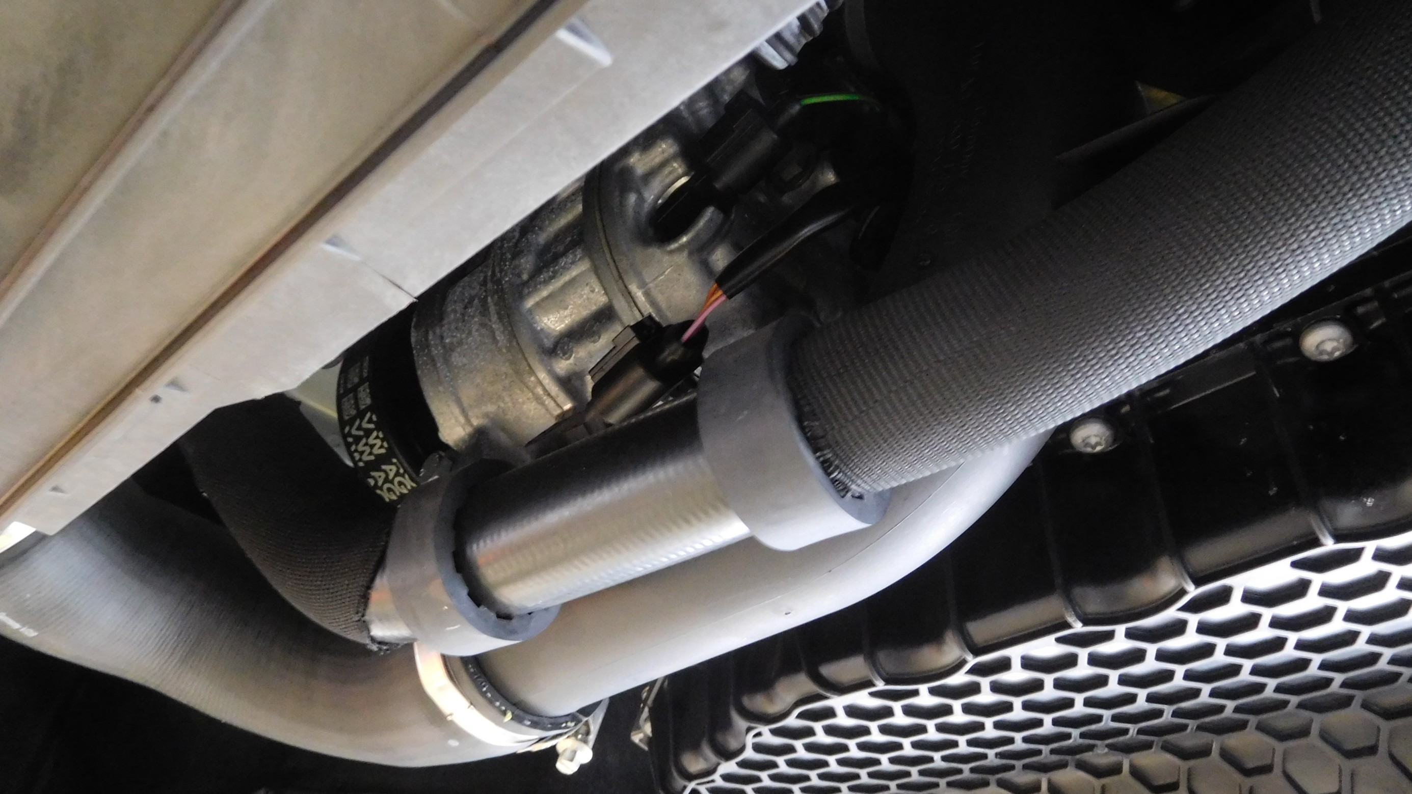 新車 AUDI TT に スロコンPPT2 & サブコンPPE & レーダー取付と TV