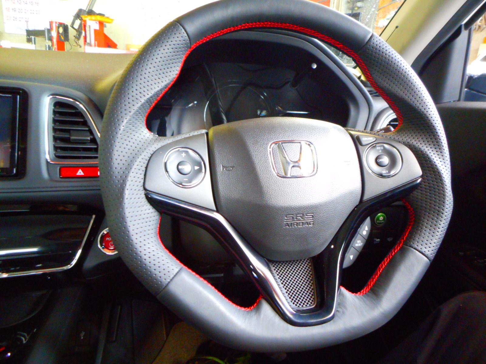 ホンダ ヴェゼル ステアリング交換 ホンダ インテリア Pit作業レポート Cockpit Age3 コクピットエイジ 車のカスタマイズにかかわるスタッフより
