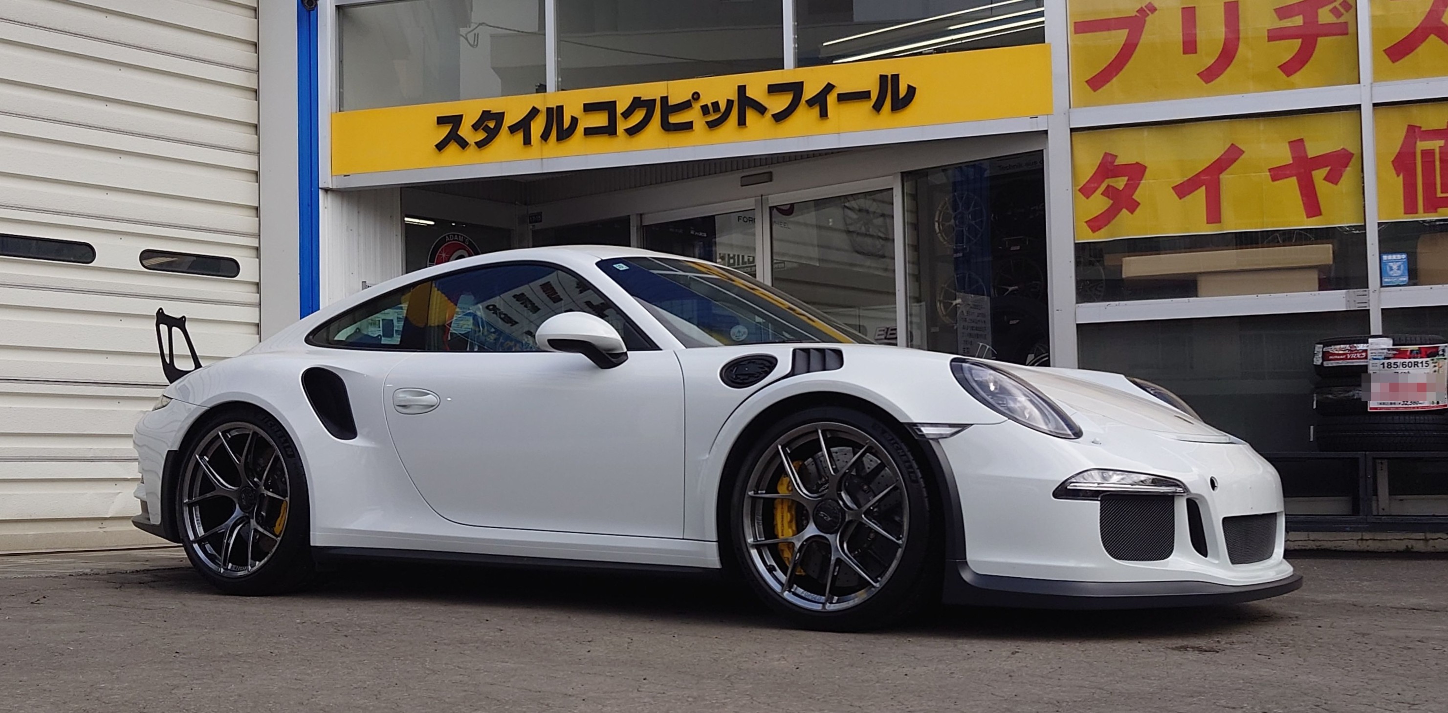 BBS の「穴あきホイール」FI-R ダイヤモンドブラック の装着作業