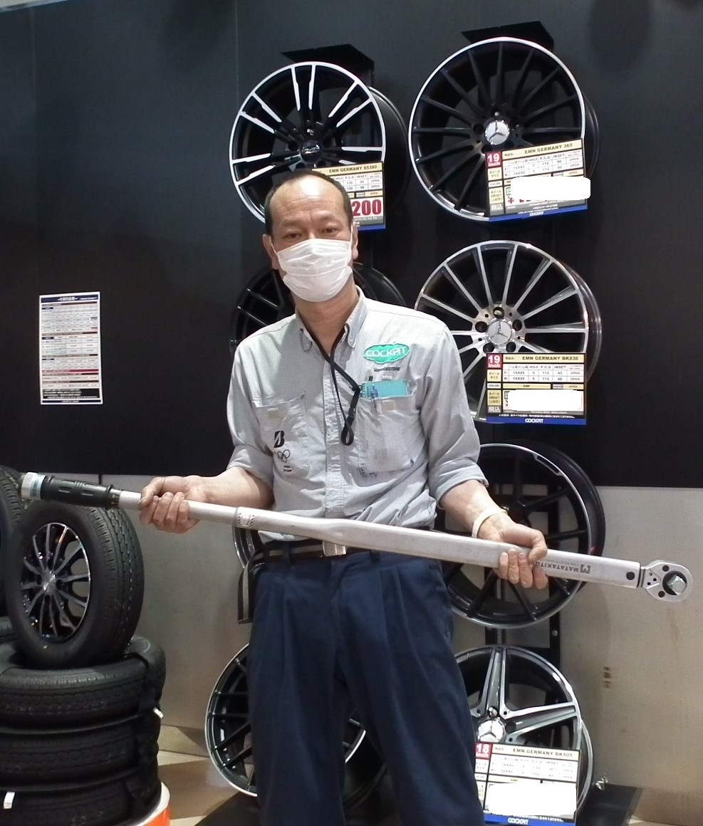 ポルシェ他センターロックのお車のタイヤ交換もおまかせください