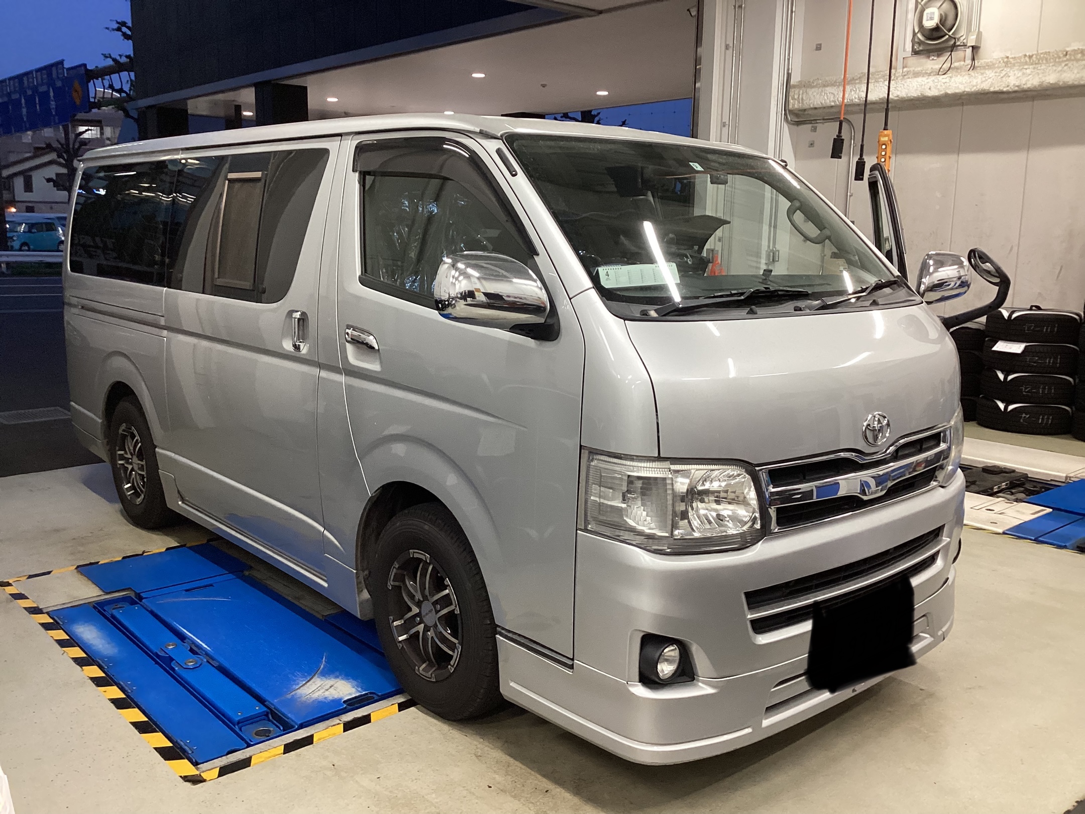 TOYOTA ハイエース バッテリー交換 | 取り付け事例 | コクピット