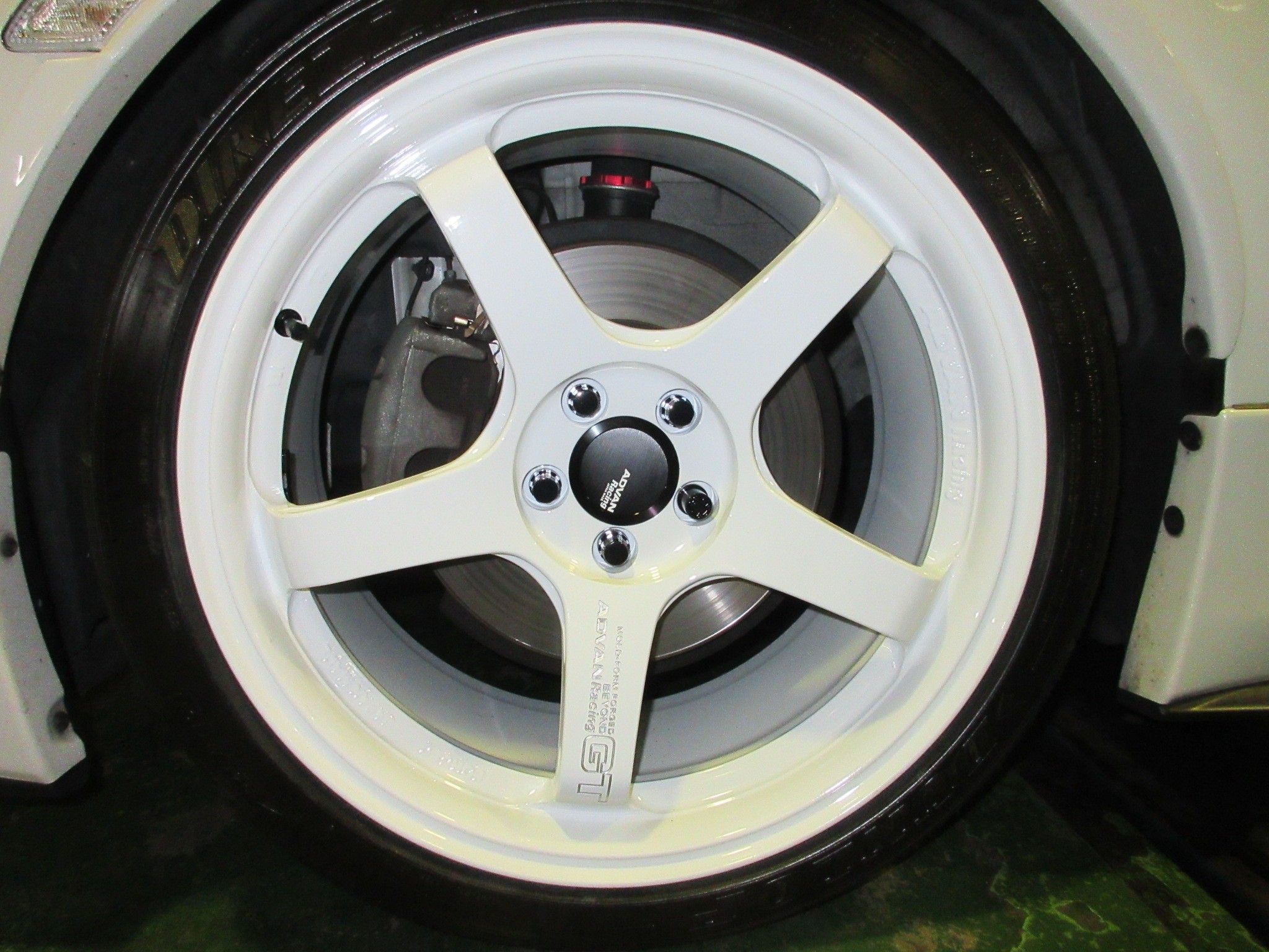 ADVAN RacingRG4 18インチスタッドレス、センターキャップ付　美品 YOKOHAMA『ADVAN Racing センターキャップ フルフラット』ホイール