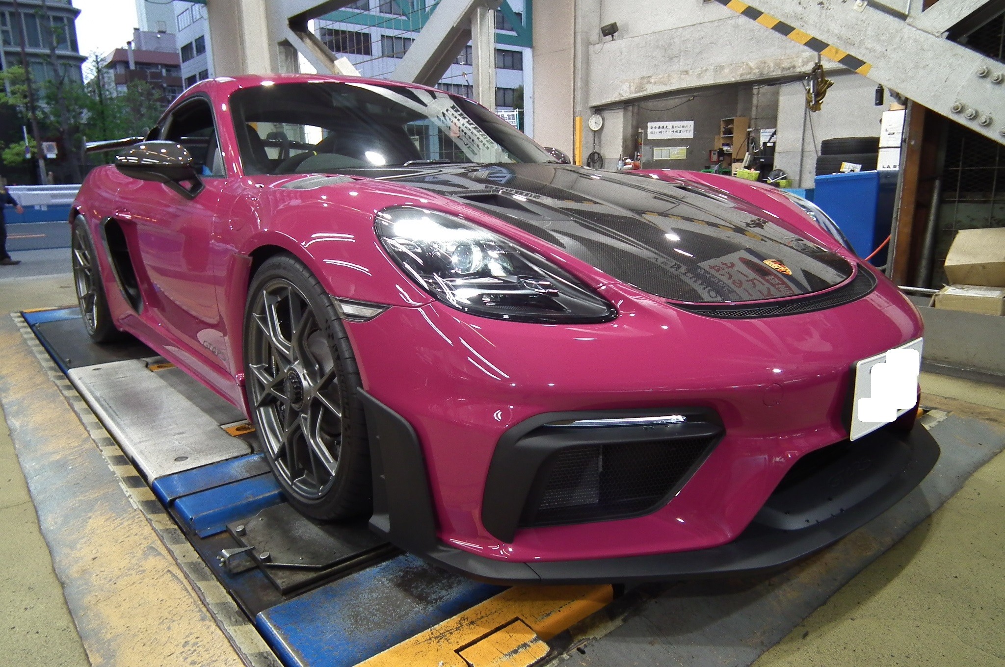 ポルシェ 718 ケイマン GT4 RS ご来店＆タイヤ点検 Porsche 718 Cayman GT4 RS センターロック車 ポルシェ  ケイマンGT4 タイヤ タイヤ タイヤ・ホイール交換 スタッフ 日記 コクピット 21大阪 車のカスタマイズにかかわるスタッフより