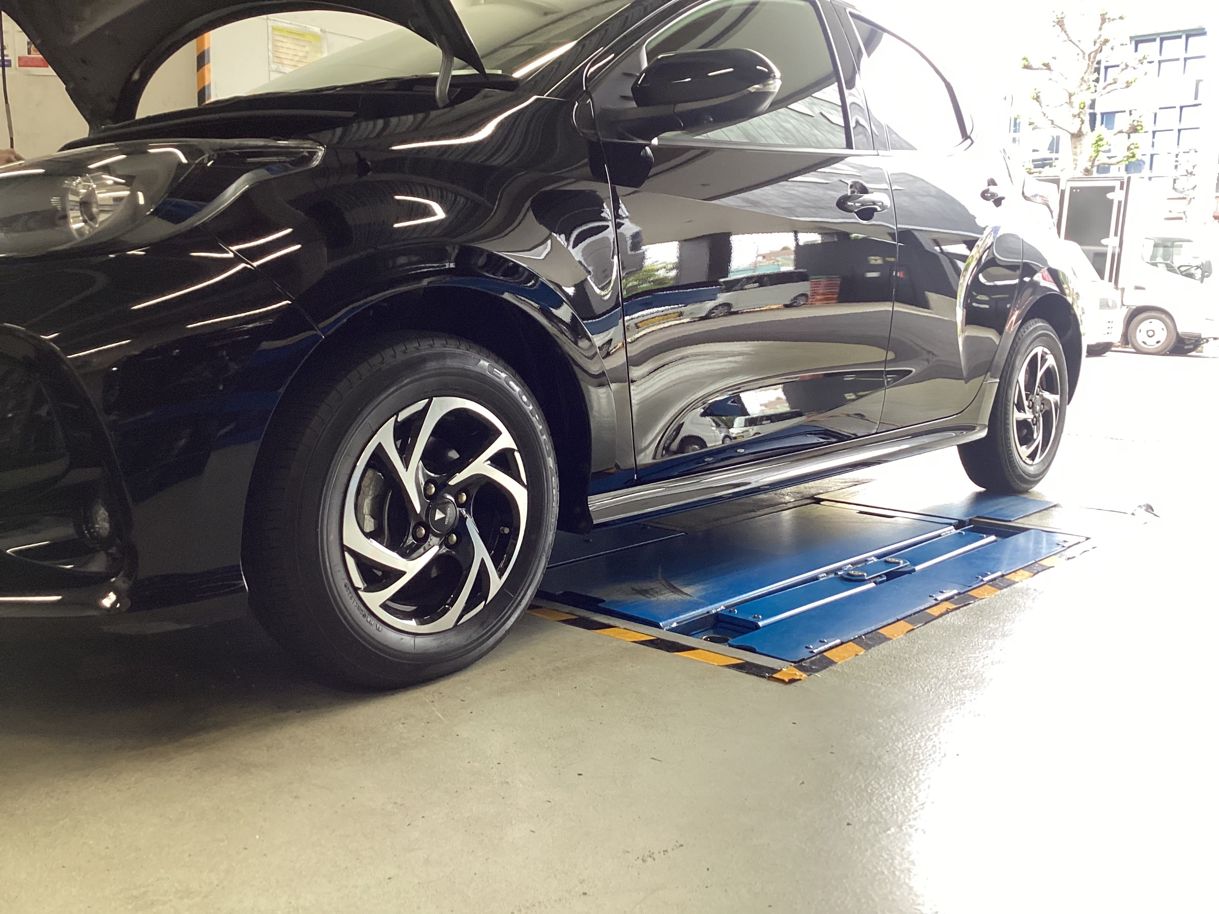 TOYOTA ヤリス TEIN車高調＋タイヤ・ホイールセット取り付け